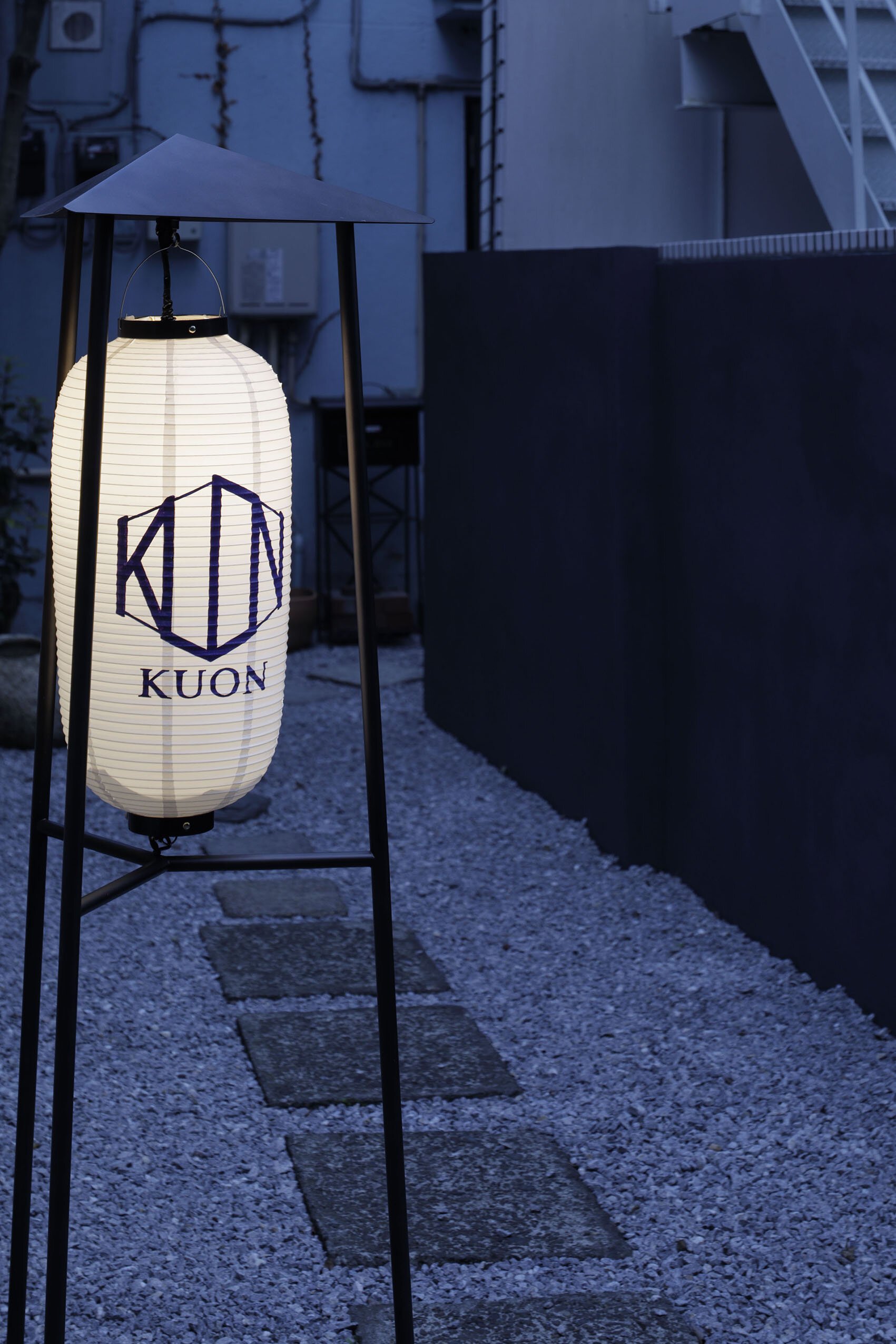  Kanomeがインテリアデザインを手掛けたKUONのアプローチには、ロゴを入れた行灯が置かれている。 