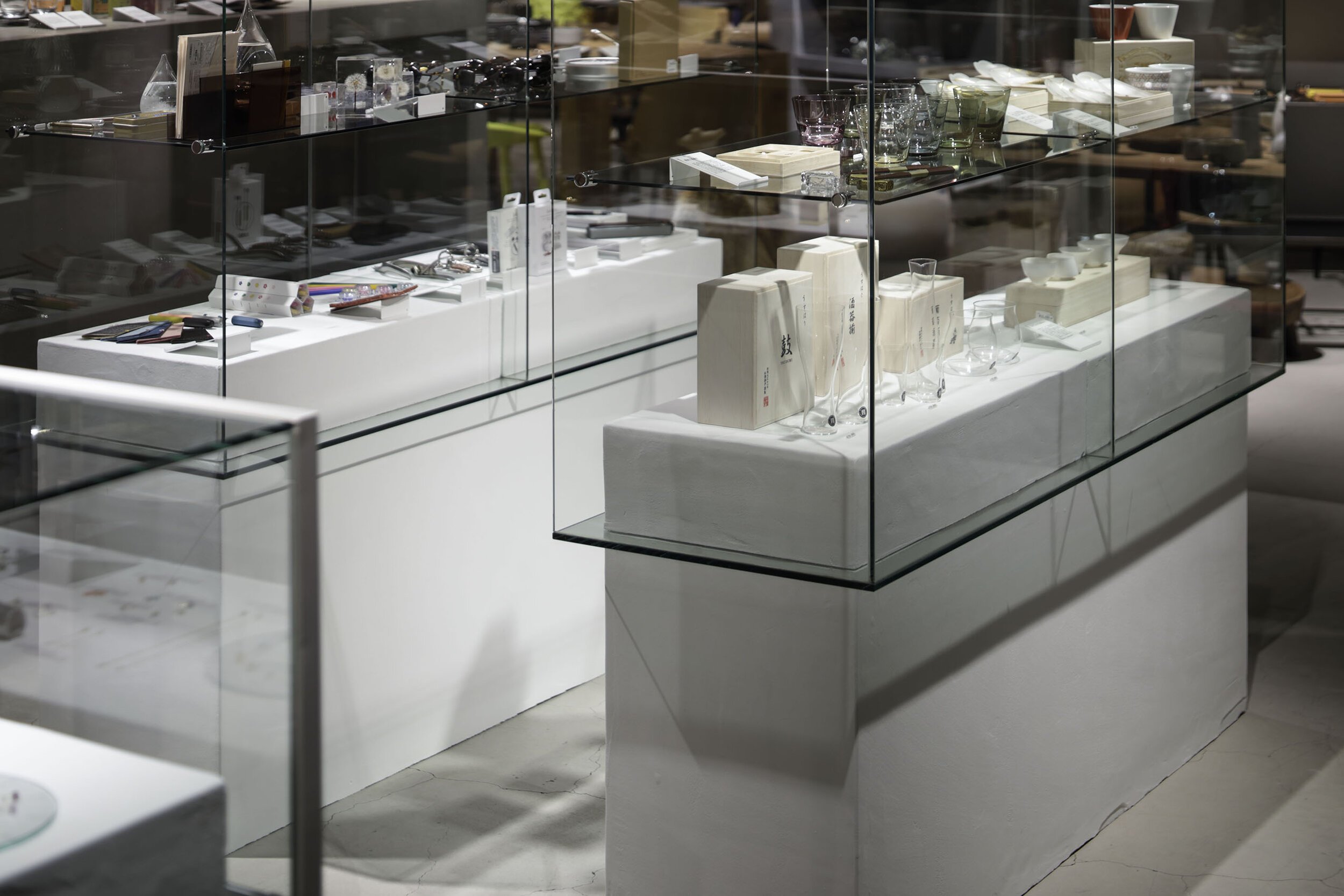  DAIKEI MILLS（ダイケイミルズ）の中村圭佑がインテリアデザインを手掛けたCIBONEの“移築”部分。旧店舗から移設したガラスケース。 