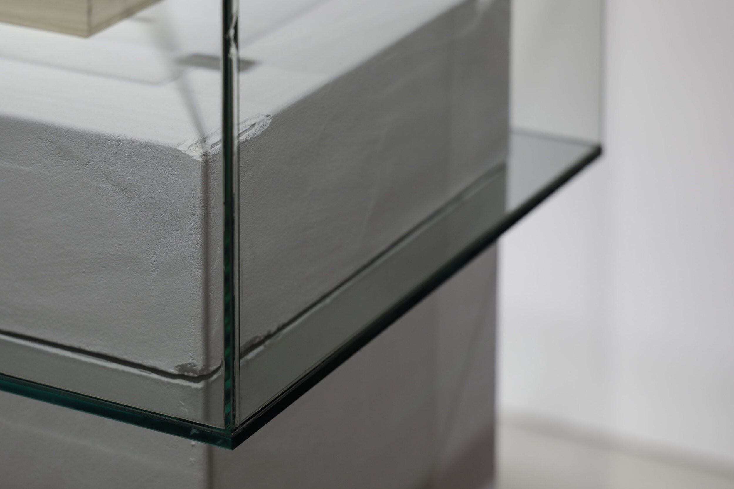  DAIKEI MILLS（ダイケイミルズ）の中村圭佑がインテリアデザインを手掛けたCIBONEの“移築”部分のガラスケースのディテール 