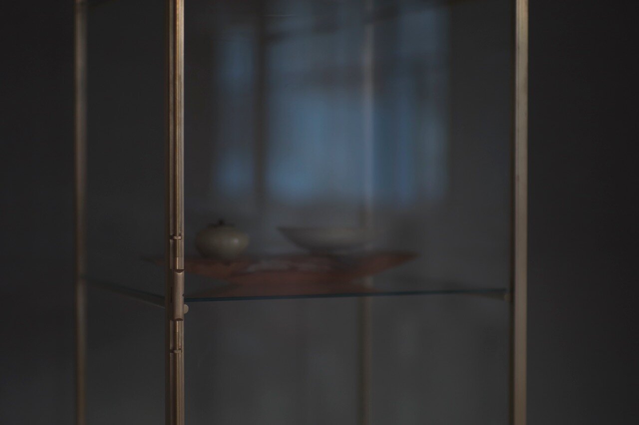  KITA WORKSの木多隆志による片開きの真鍮製キャビネットのディテール 