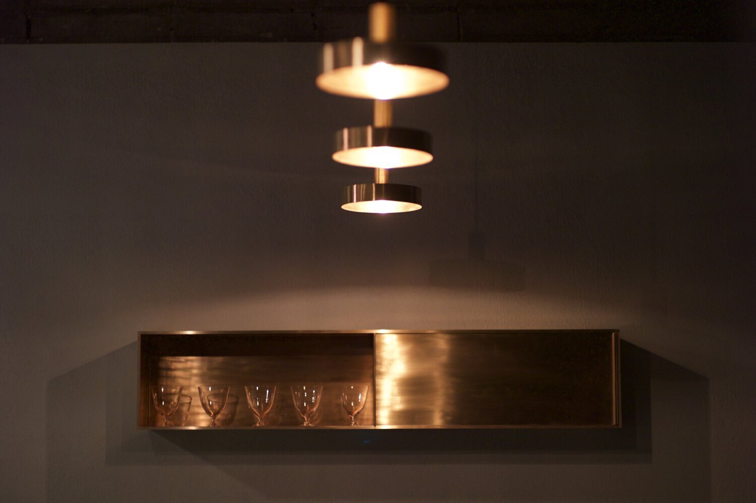  KITA WORKSの木多隆志による真鍮製のウォールキャビネット 