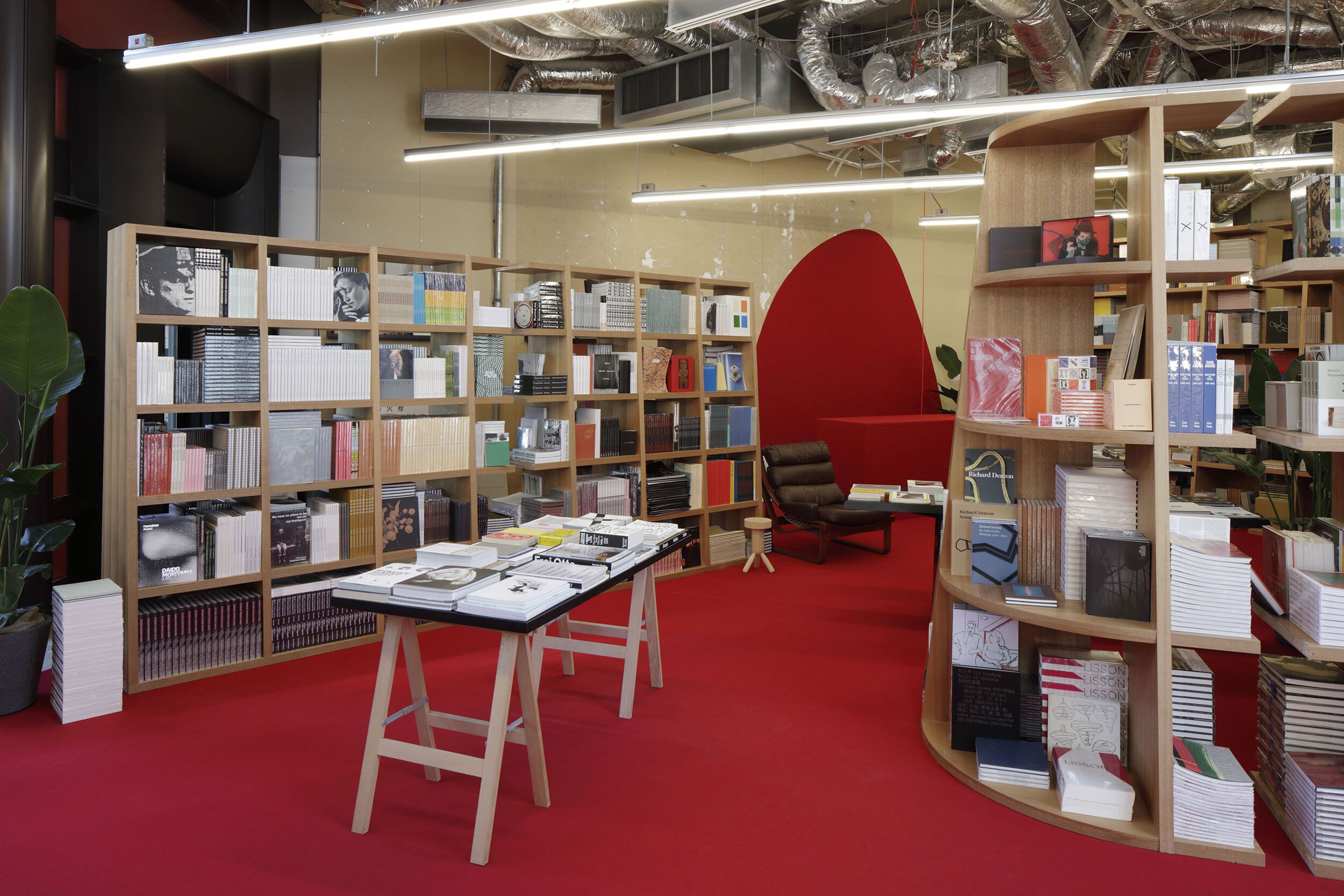  The interior design of SKWAT/twelvebooks, designed by Keisuke Nakamura/DAIKEI MILLS, in Minami-aoyama, Tokyo. 