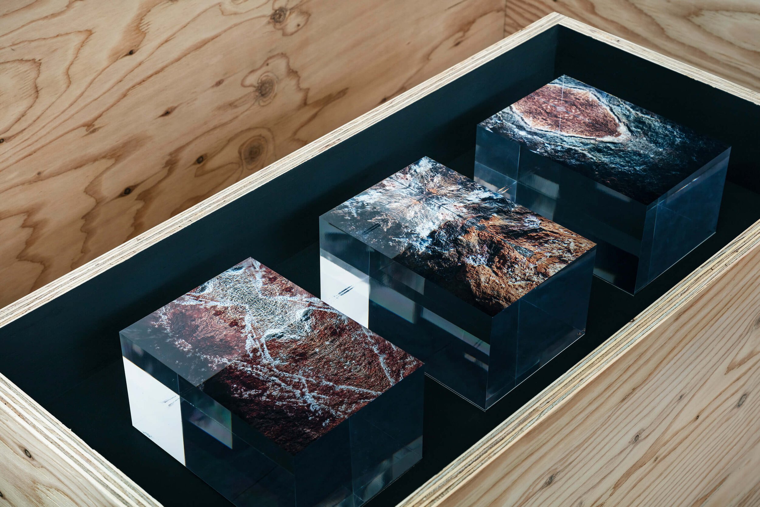  Teruhiro Yanagihara Studioの柳原照弘がデザインしたEARTHSCAPEの写真を展示したボックス 