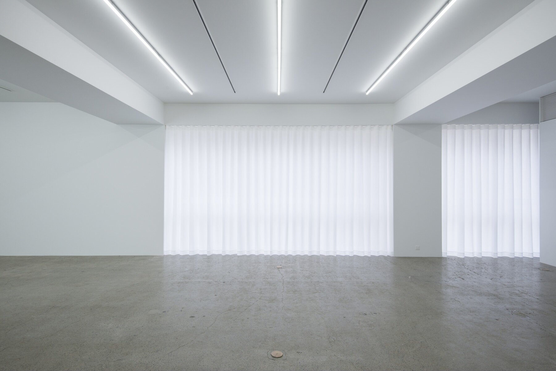 case-real-licht-art-gallery-interior-design-tokyo-japan-idreit-02.jpg
