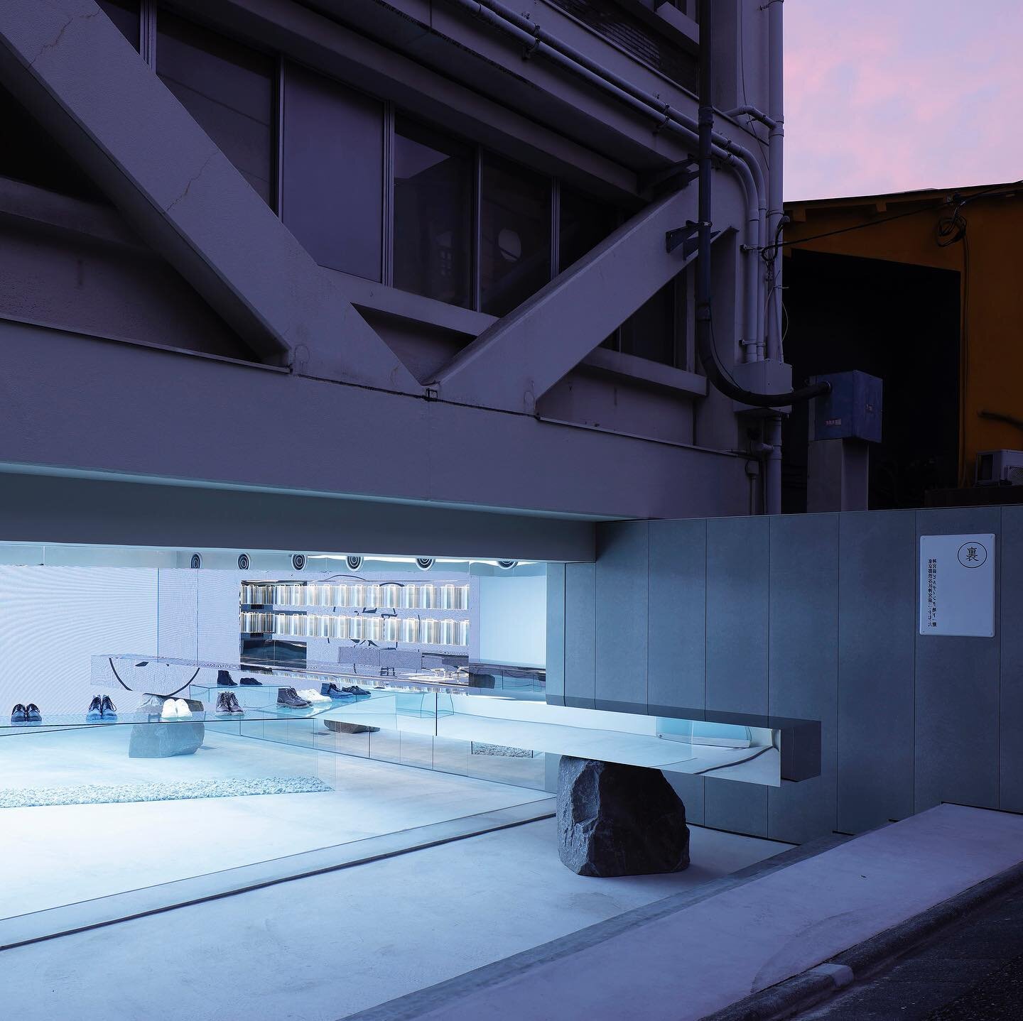 Tokyo-based design studio Insideout, led by Hiroto Kubo, has designed &lsquo;Ura&rsquo;, a concept shop for Sosu in Jingumae, Shibuya. 
Photography: Kozo Takayama

Insideoutの久保寛人さんがデザインした、Maison MIHARA YASUHIROなどを運営するソスウのコンセプトショップ「裏（ウラ）」を本日公開しました。ガラス