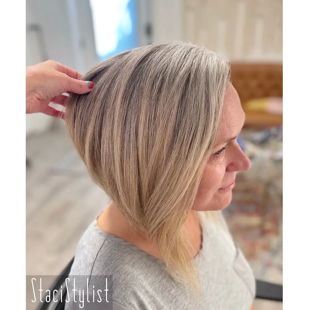 🎨One of my obsessions with tone has got to be sand and silver - lightest browns mixed with blonds and silvers. I love creating it as much as I love catching it in the wild. This client is growing out her natural sand and silver tones and I had to do