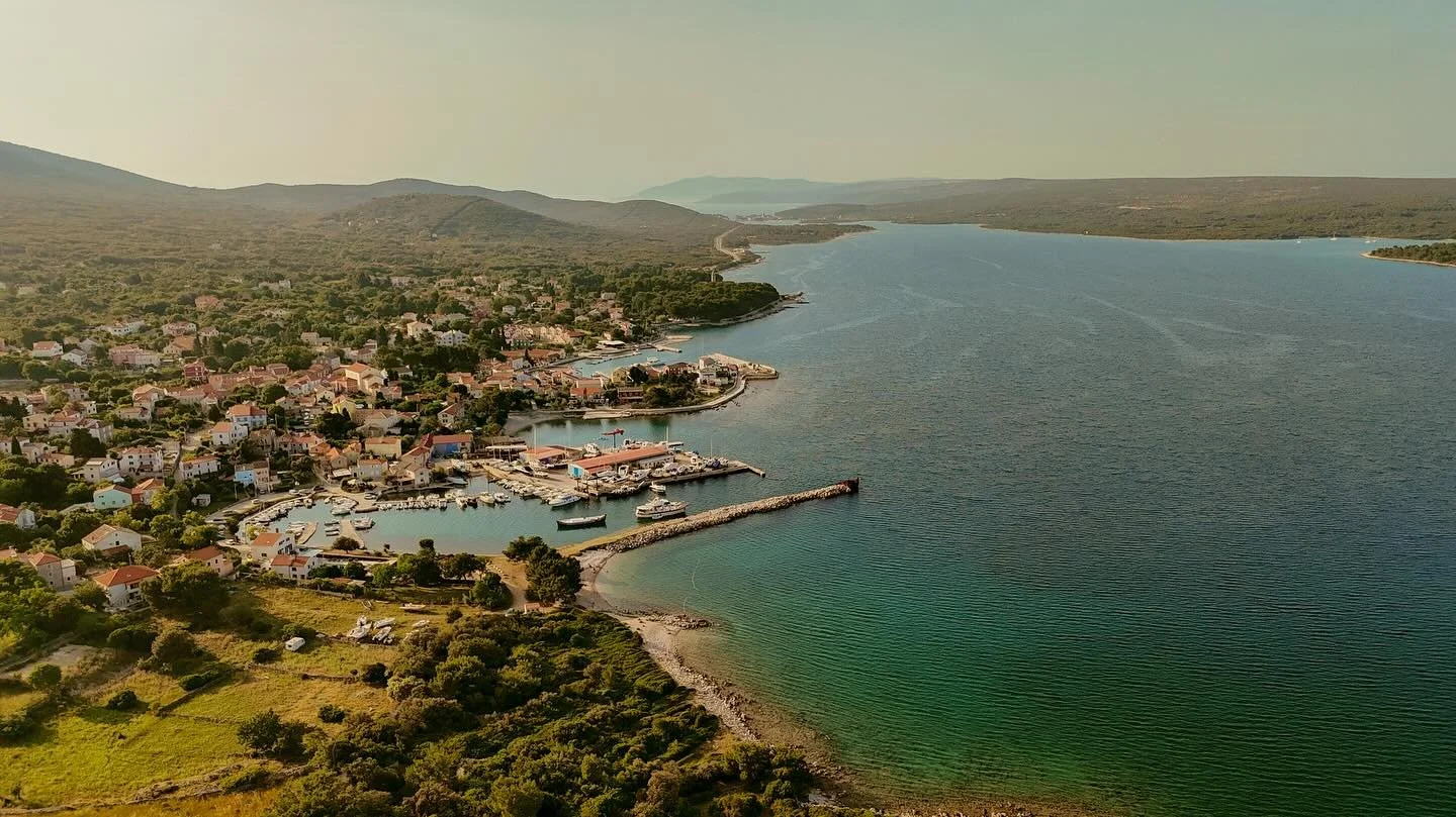Where tradition meets the sea. ⛵✨
Just a short stroll from Galboka Residence lies the charming fishing village of Nerezine. Cobbled streets, a lively harbor, and everyday essentials, from local shops and a bakery to a butcher and the fish market, bri