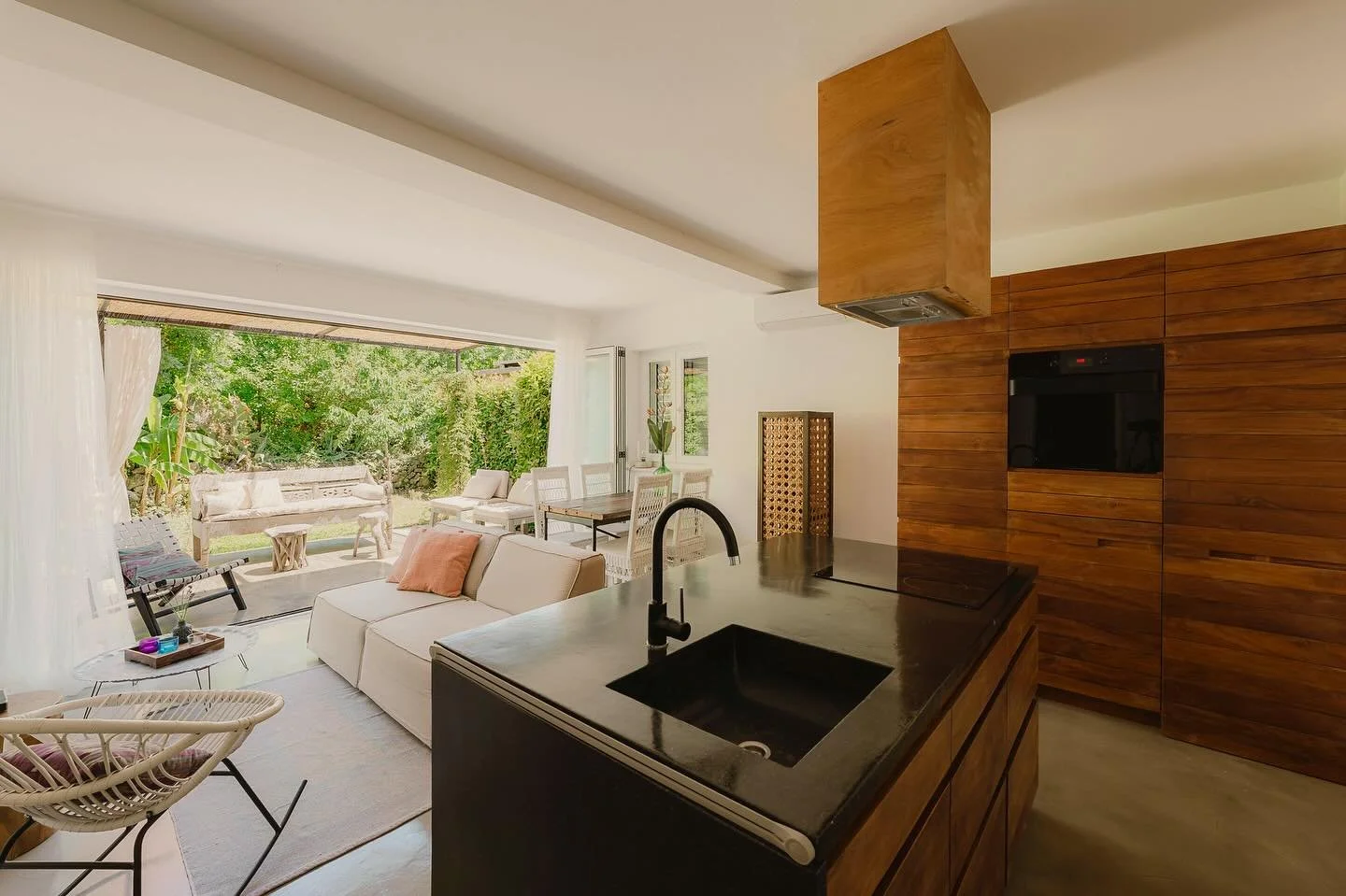 A gentle escape designed for slow island days ✨
This two-bedroom apartment offers serene indoor comfort and its own private garden, a quiet corner for slow breakfasts, sunlit afternoons, and unhurried evenings surrounded by greenery. Natural textures