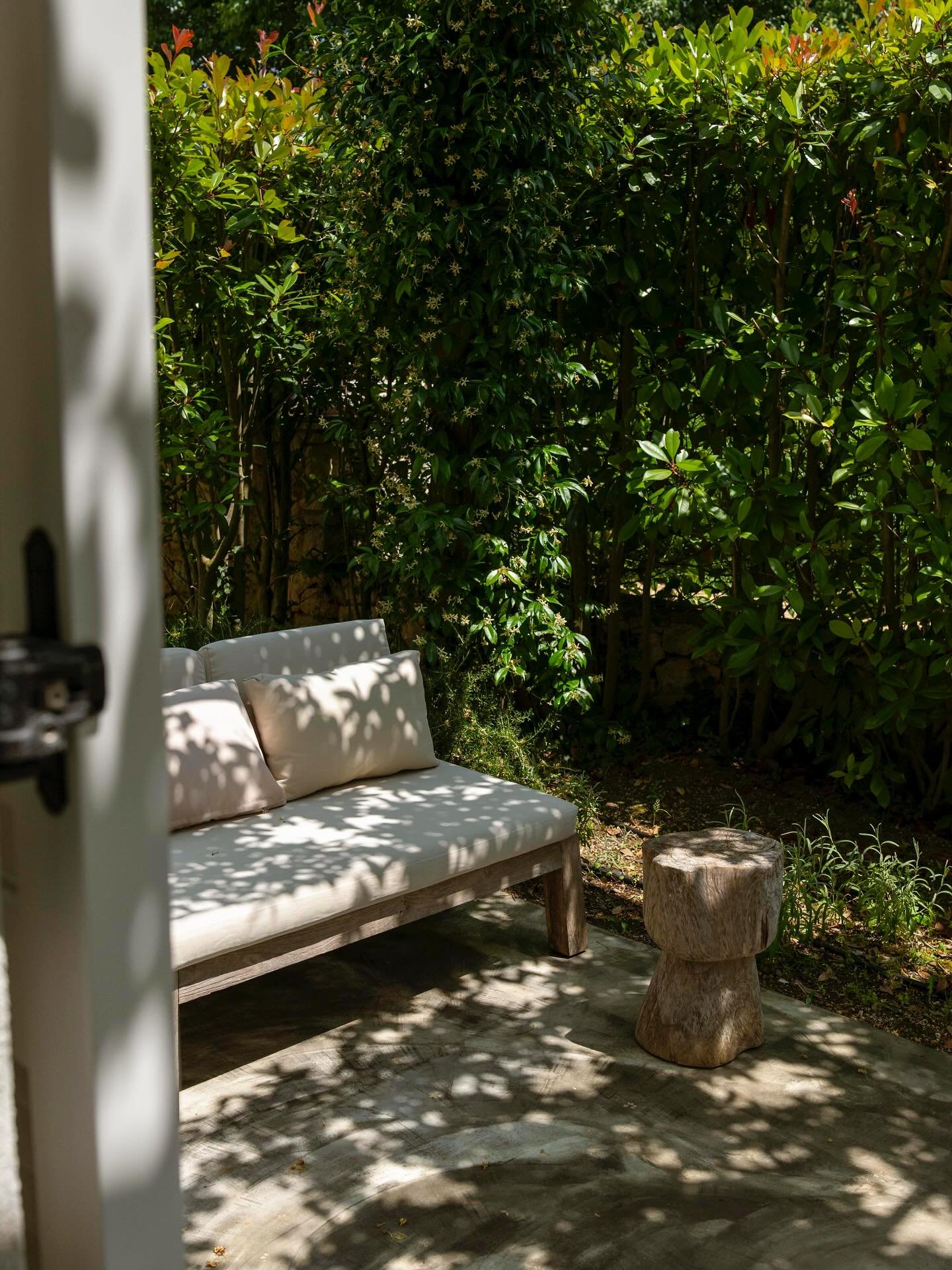 Where sunlight meets serenity, your terrace awaits 🌿☀️

#galbokaresidence #islandescape #mediterraneanlife #travelinspiration #morninglight #lessrushmorelife #gardengoals #croatia #malilosinj #nerezine