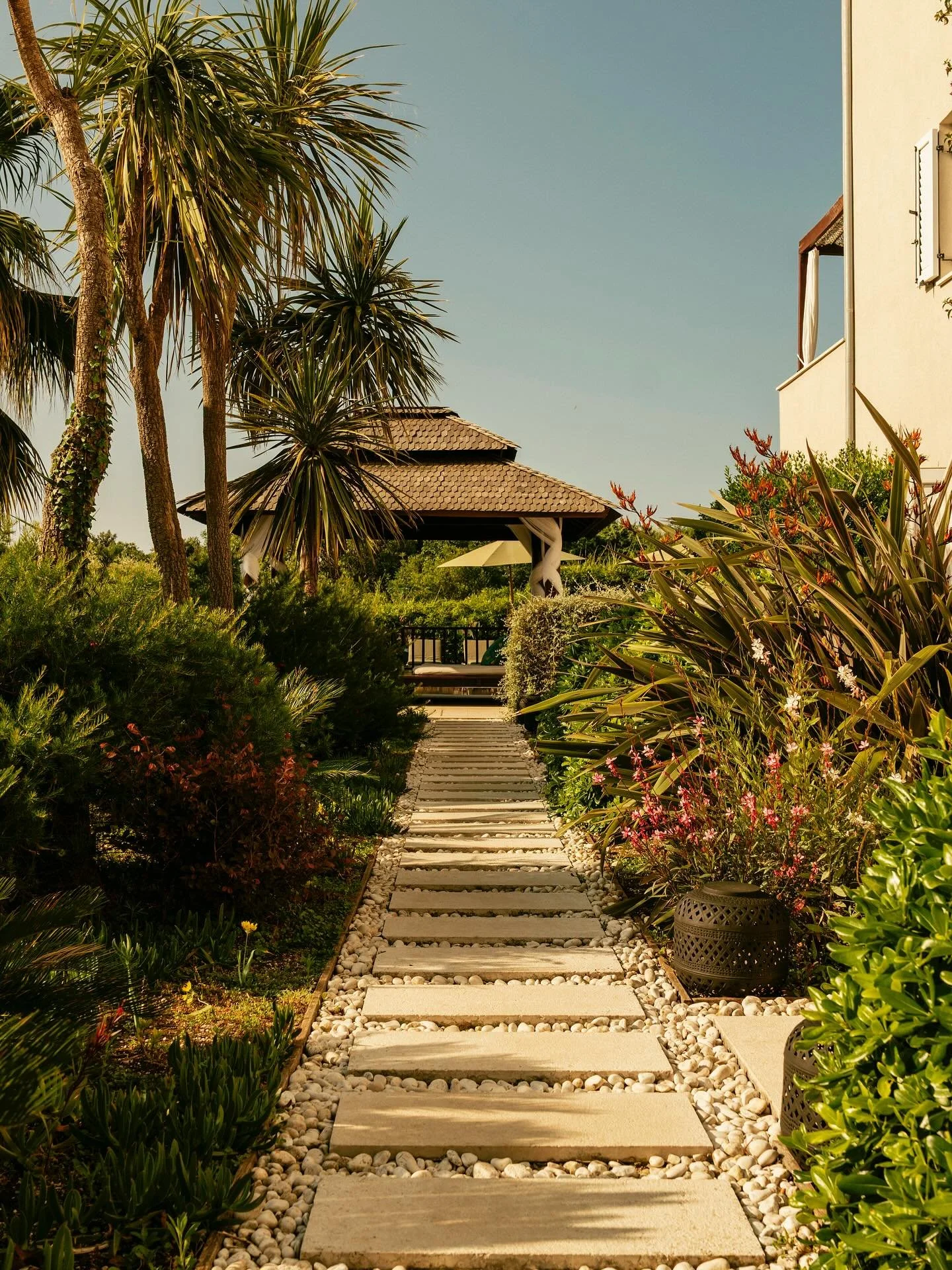 Follow the path, slow days and shaded moments await at Galboka. 🌿✨

#galbokaresidence #islandescape #gardenlife #slowtravelling #travelinspiration #photoshootlocation #croatiaretreat #croatia #malilosinj #nerezine