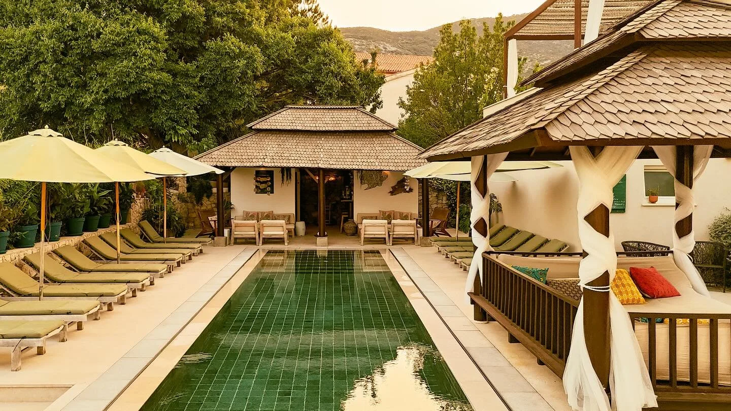 Where days unfold slowly, by the pool, under the sun at Galboka 🌞🌿

#galbokaresidence #poolsidevibes #islandescape #yogaretreat #photoshootlocation #travelinspo #summerholiday #croatia #malilosinj #nerezine