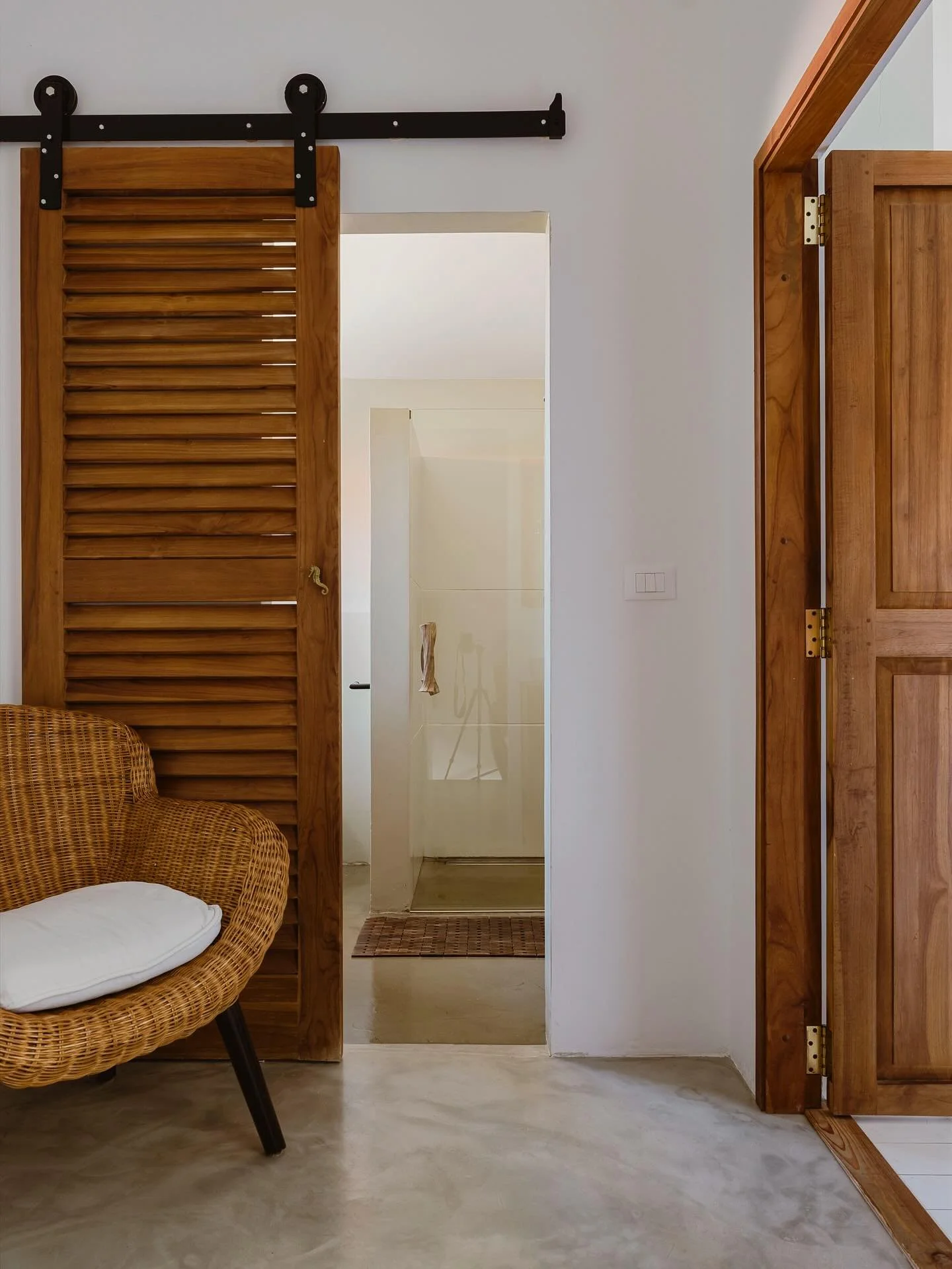 Where natural textures meet soft light, 
every detail designed for calm and comfort 🤍

#galbokaresidence #luxuryhideaway #interiordetails #naturaltextures #slowliving #mediterraneanliving #croatiaretreat #holidayinspo #islandstay #croatia #malilosin