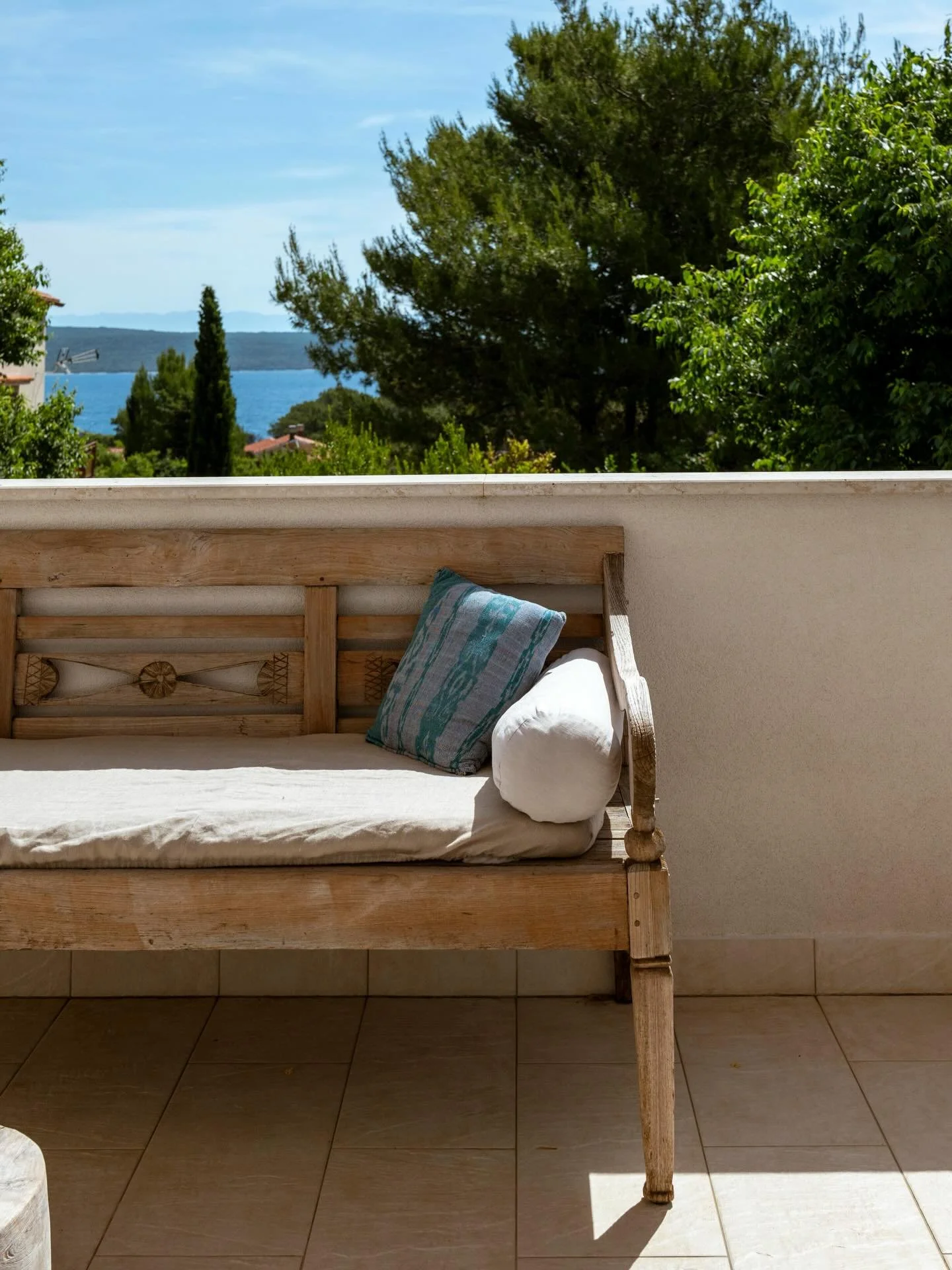 Morning coffee,
with the sea quietly peeking over your shoulder 🌿✨

#galbokaresidence #losinjisland #croatiaretreat #holidayinspiration #slowmornings