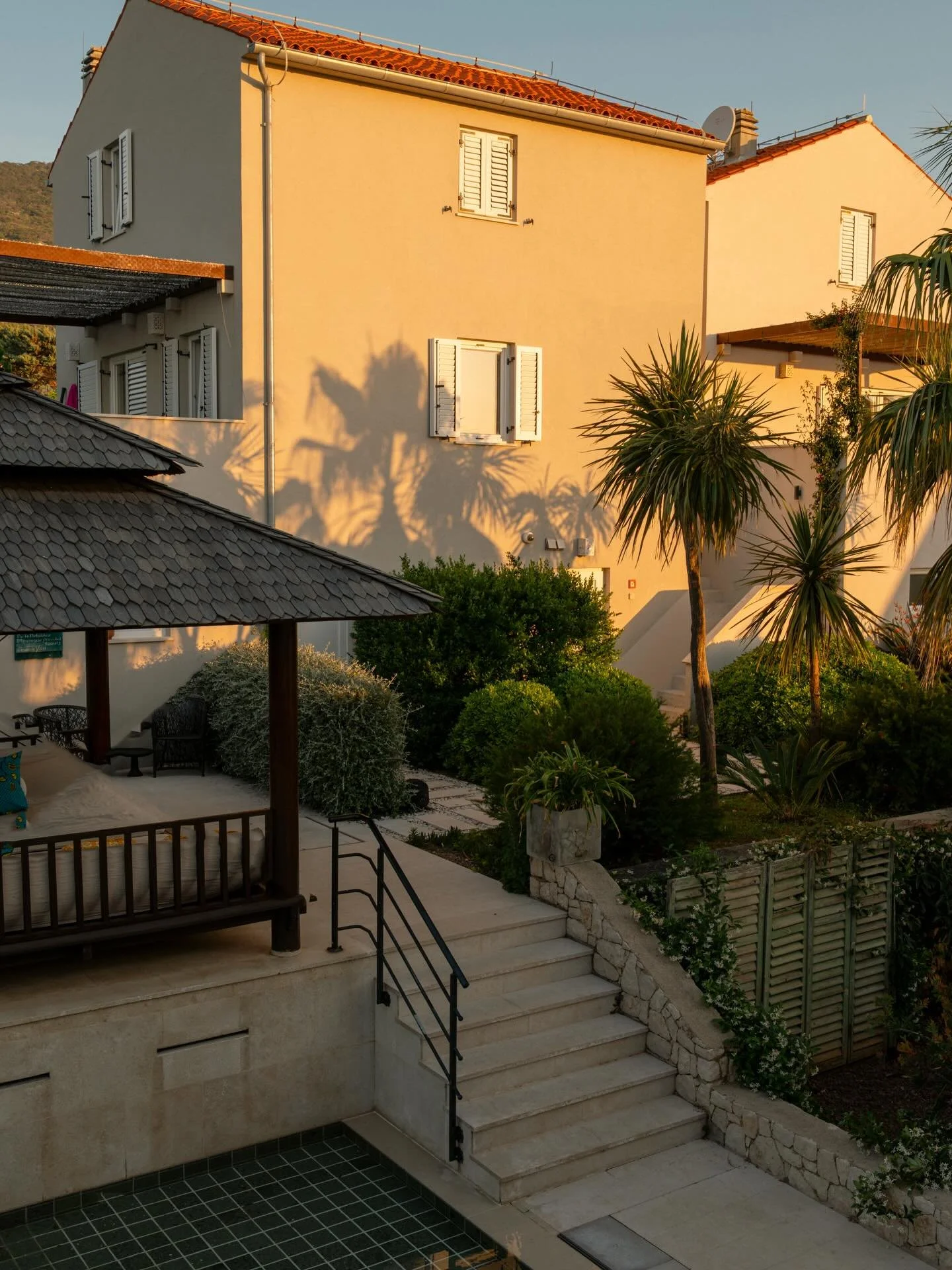 Golden hour at Galboka, soft light and strong memories ✨

#galbokaresidence #islandliving #losinjislandofvitality #goldenhour #croatiaretreat