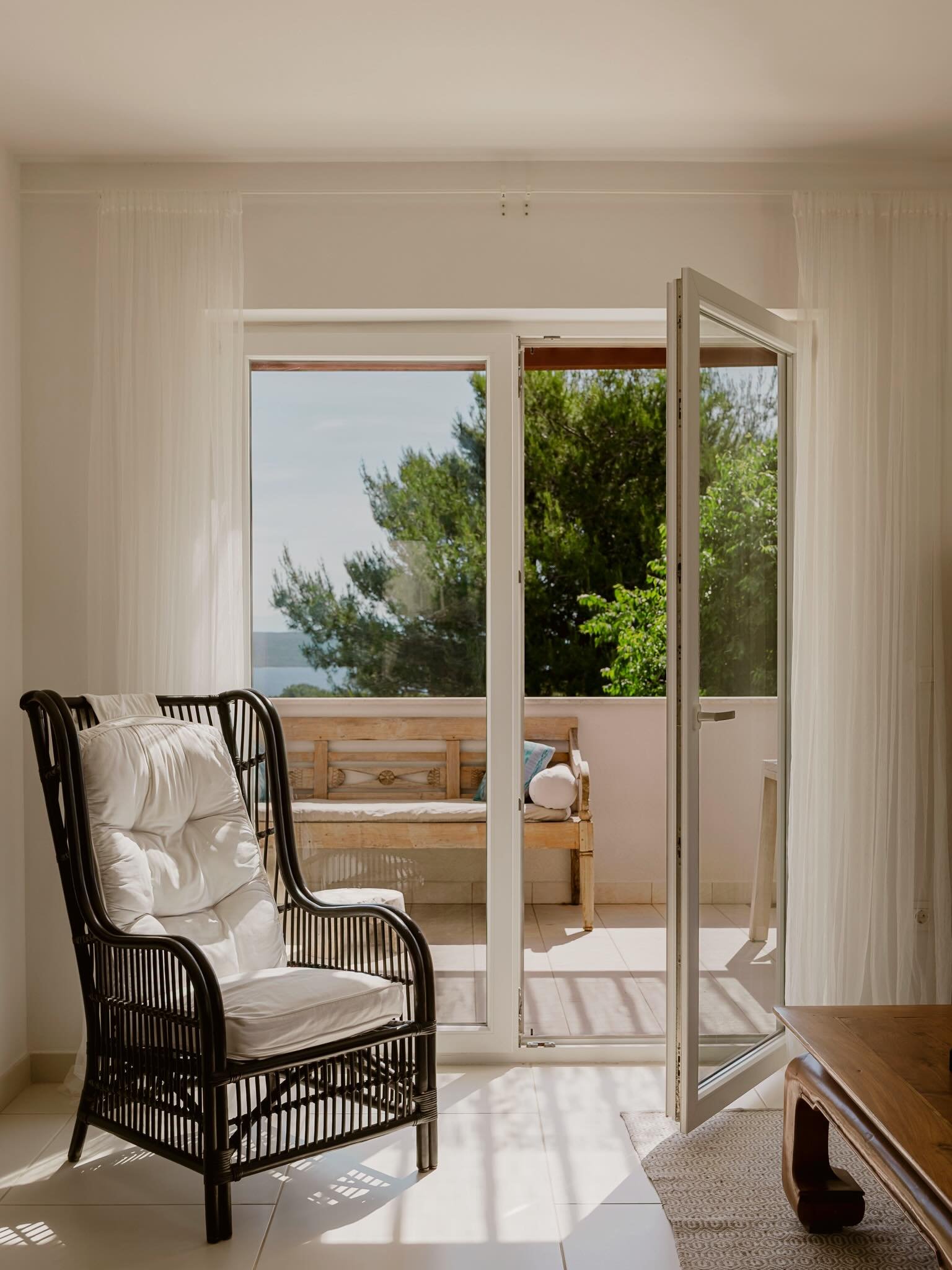 Inside out or outside in, book your stay now and let the early summer vibes roll in 🌿✨

#galbokaresidence #islandescape #croatiatravel #luxurytravel #holidayinspo