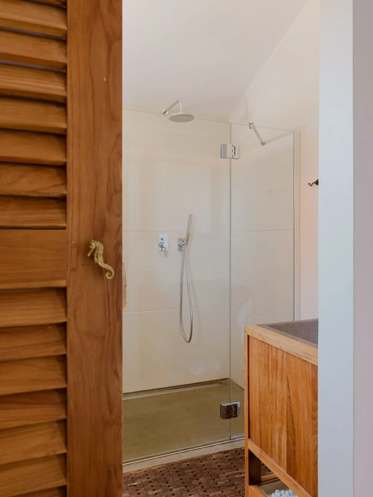 Some of our favorite views are hidden in the details 💦✨

#galbokaresidence #croatiaescape #losinjislandofvitality #interiordetails #slowholidaylife
