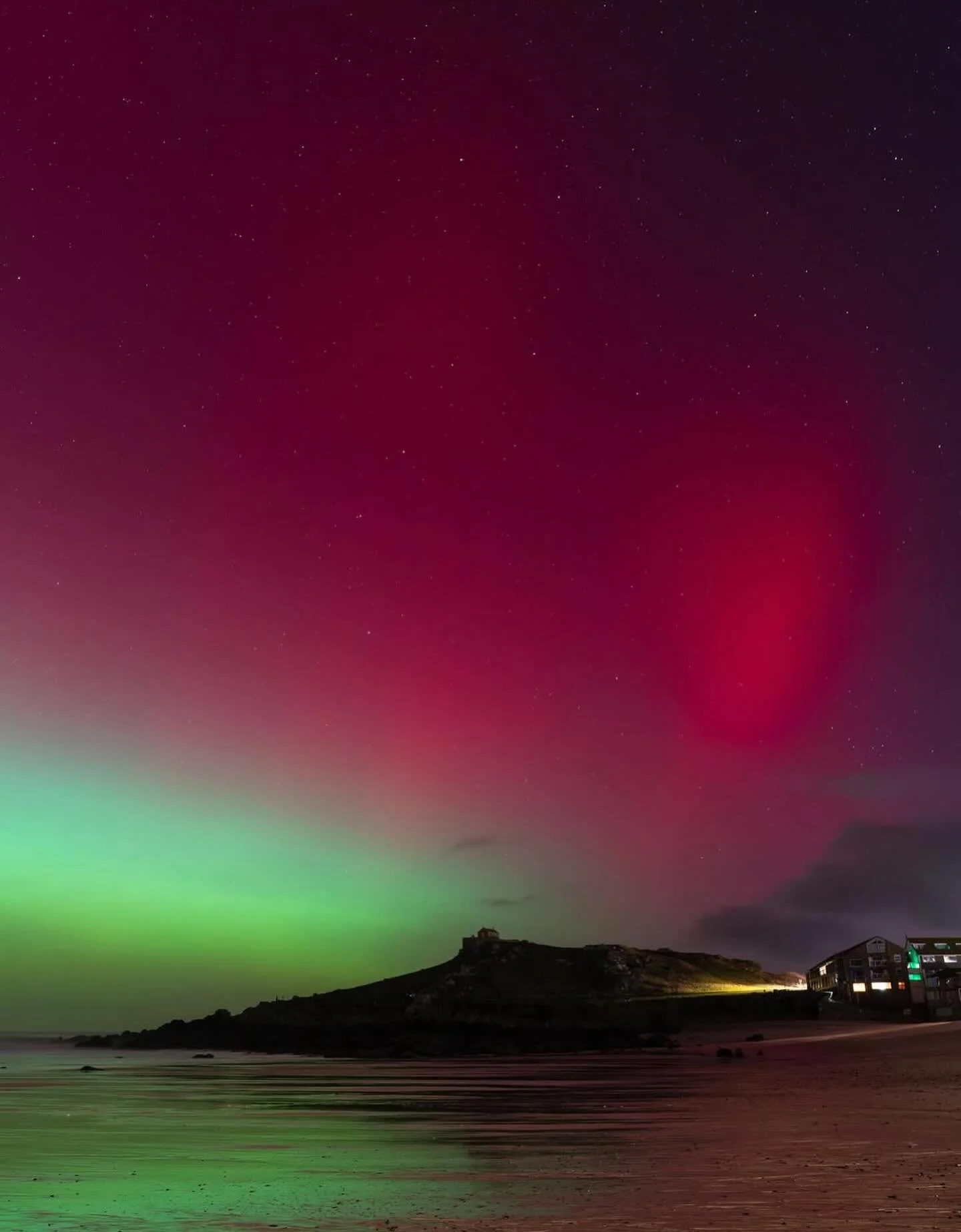 Cosmic Scenes lighting up the sky last night. Unbelievable to witness this magic on our own doorstep ✨ 

Thank you @tom.wedge.images for the beautiful photo.