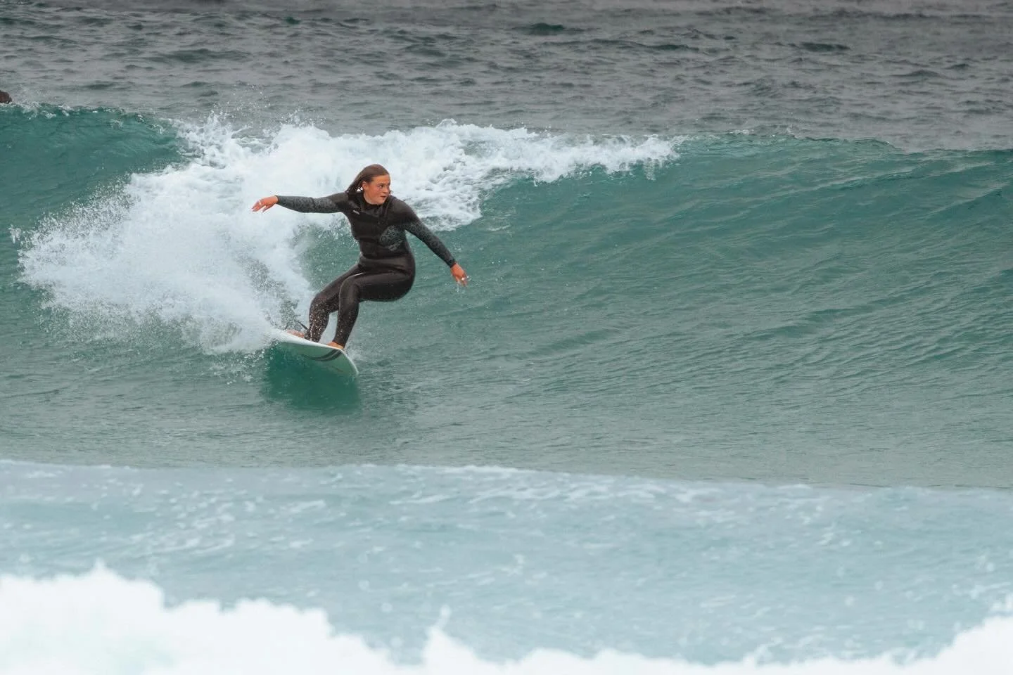 Coaches on the shred today 🔥 

1 - @sofiahosking 
2 - @charliesmall123 
3 - @johnnyfryersurfcoaching 

Photos @shaunpaisley