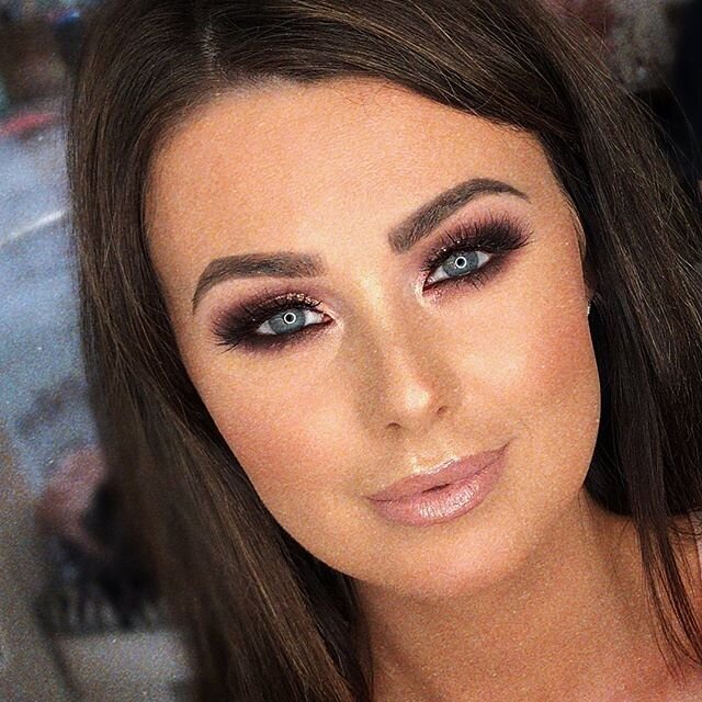 #sunday #beautyshot 
Pink and rosegold combo 
#allabouttheskin #makeup #thatglow #mua #falkirk #makeupartistsworldwide #makeupartistcommunity #makeupoftheday #wakeupandmakeup #beauty #blogger #kikichic ❤️