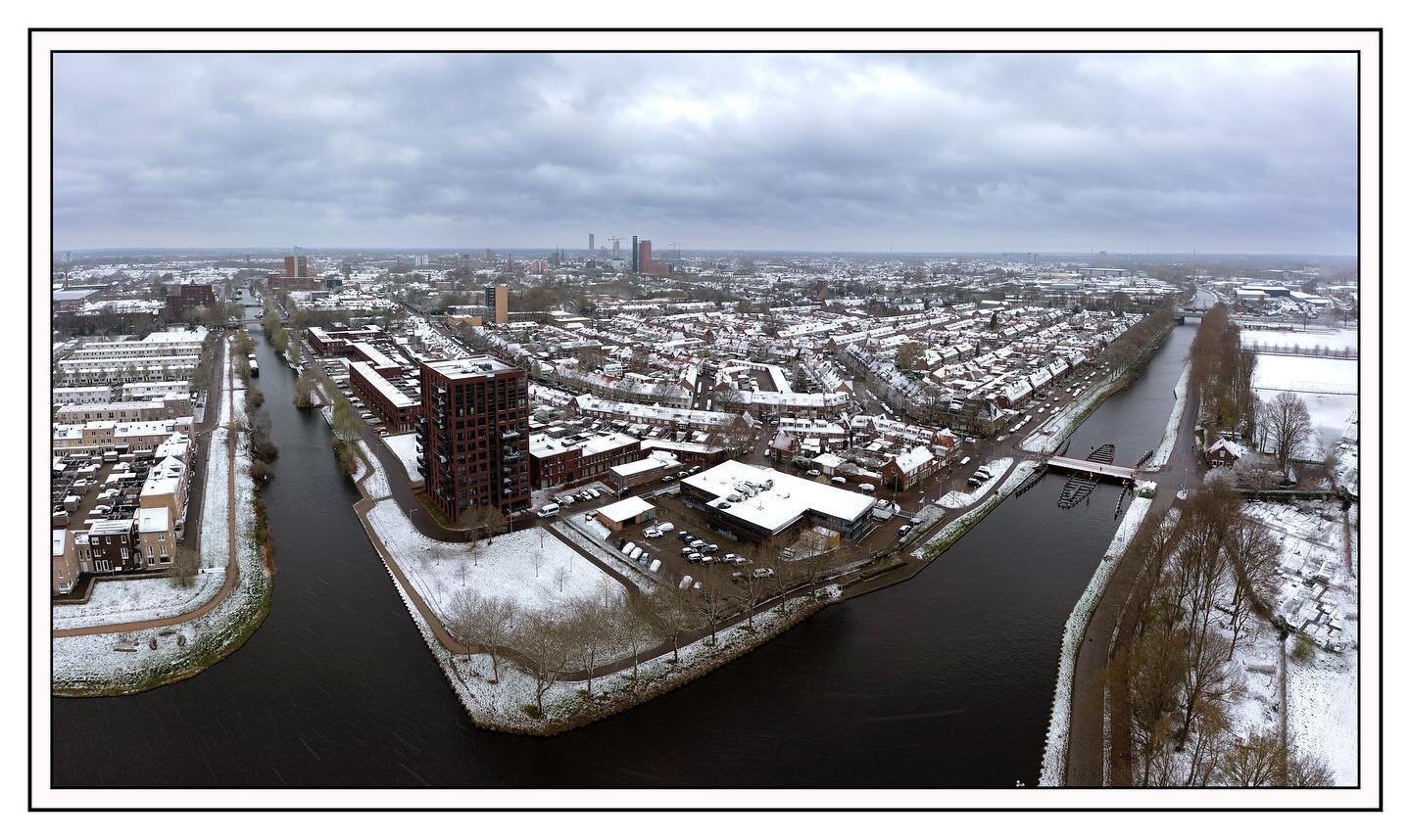 De skyline van Tilburg in de sneeuw 20220401.
.
.
.
.
.
.
.
#Skyline #tilburg #ditistilburg #drone #mooitilburg #bd #branbantsdagblad #cityscape #gemeentetilburg #sneeuw #piushave #1april #snow #droneinthesnow #westpoint #interpolis #centrumtilburg #