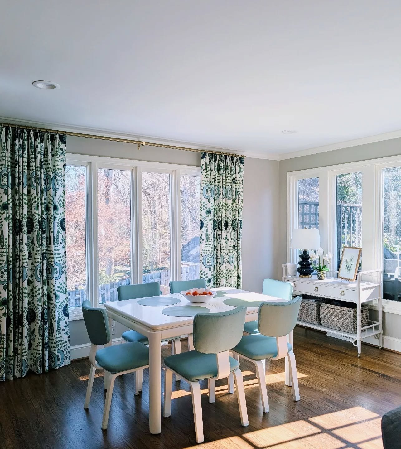 Embracing all the cheerful colors inside on this rainy day! 
.
.
.
#breakfastnook #winstonsaleminteriordesign #lovewhereyoulive #livecolorfully #mythibaut #alltheprints #colorfulinteriors #letsdecorate #thibautcurtains #familyfriendlyinteriors
