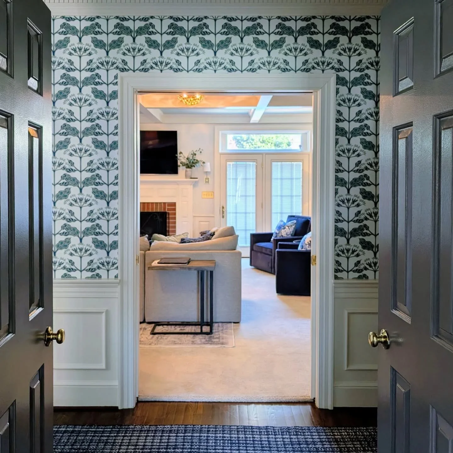 Wallpaper Wednesday ✨
.
Just a little hallway magic with a bold print that ties all of the rooms together 💚💙🩵
.
.
.
#wallpaperwednesday #lovewhereyoulive #letsdecorate #winstonsaleminteriordesign #wallpaperlove #goboldorgohome #livecolorfully #blu
