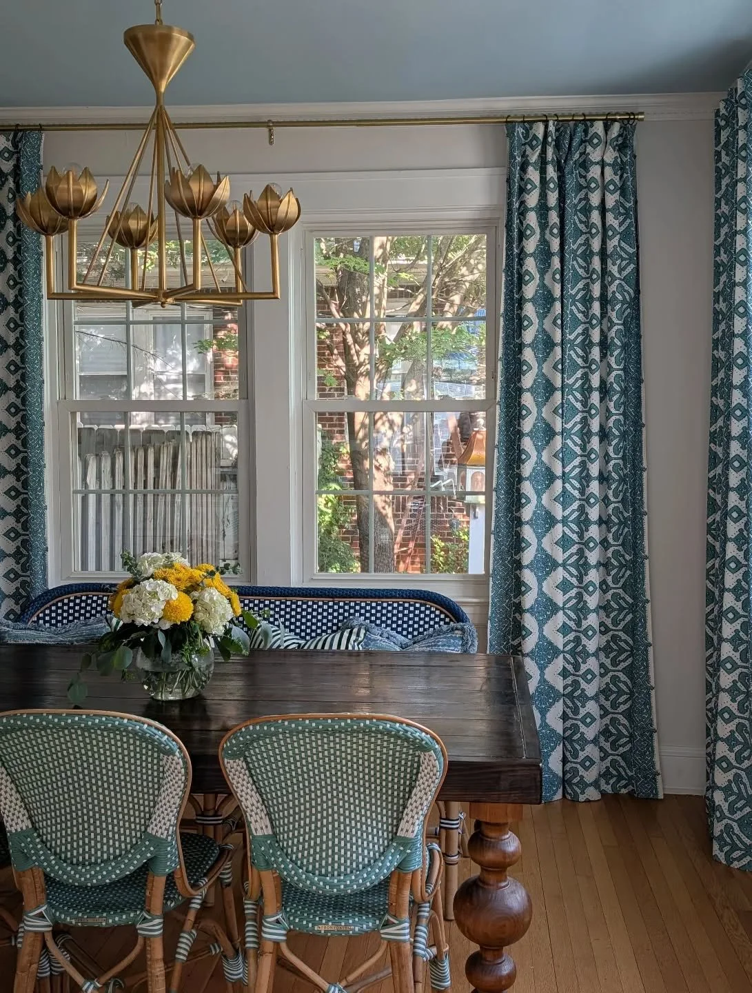 I always love a blue ceiling 🩵🩵🩵 
.
.
.
#diningrooms #blueceiling #5thwall #lovewhereyoulive #winstonsaleminteriordesign #diningroominspo #livecolorfully