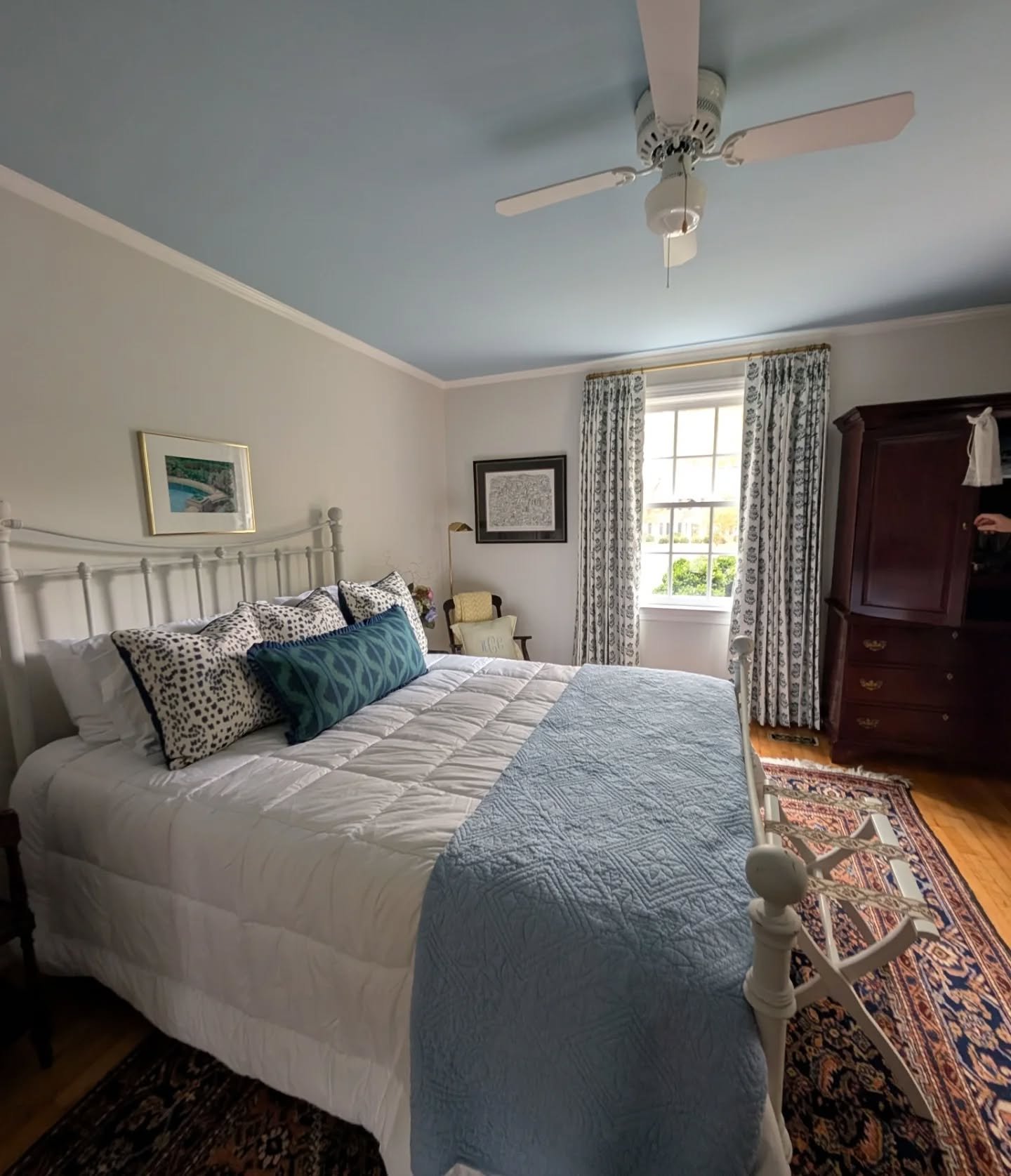 This bedroom kept the same sweet blue &amp; white color scheme but got a fabulous upgrade. Gorgeous double width curtains, fresh new bedding and pillows, and a fun blue ceiling 💙💙💙
.
Swipe all the way to the end to see where we started
.
.
.
#befo