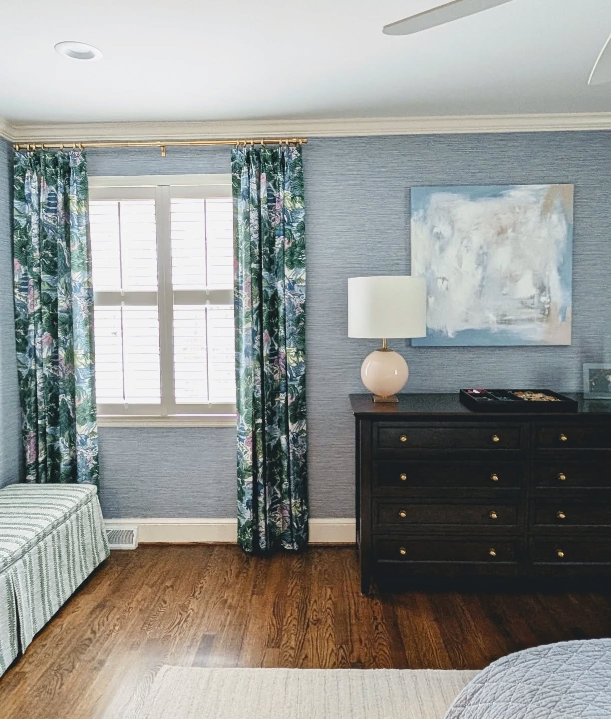 Just a little fun pattern play 💚
.
.
A bold chinoiserie print on the curtains, a funky stripe on the bench, and a cozy textured wallpaper. 
.
.
#lovewhereyoulive #winstonsaleminteriordesign #letsdecorate #primarybedroom #patternfilledhome