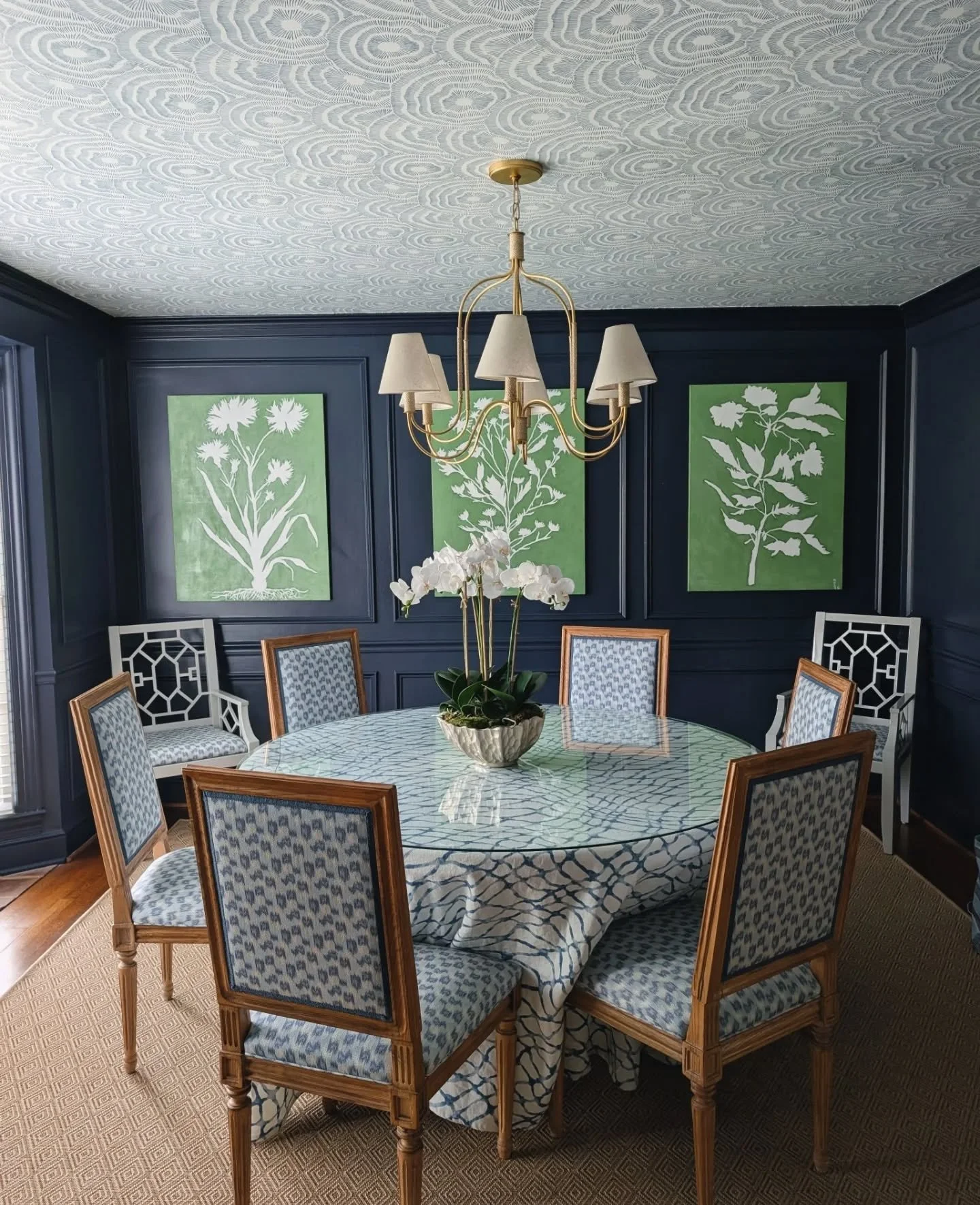 The layers in this dining room are almost complete. Swipe to see where we started ... 
.
Art by @maryclinegrantham
.
.
#diningrooms #lovewhereyoulive #winstonsaleminteriordesign #letsdecorate #blueinteriors