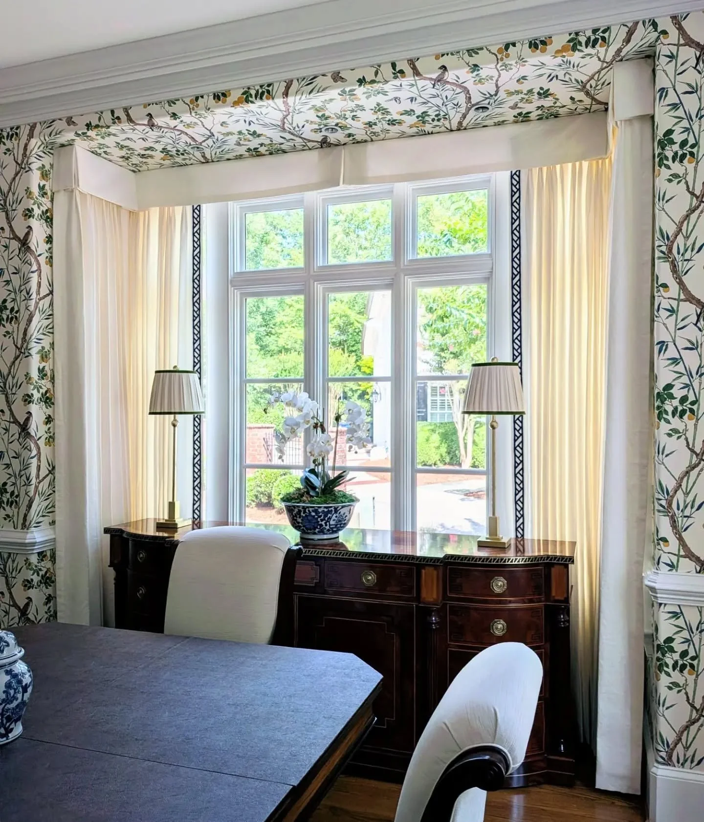 The prettiest curtain install this week was the perfect finishing touch for this dining room ✨
.
.
.
#diningrooms #traditionalinteriors #winstonsaleminteriordesign #lovewhereyoulive