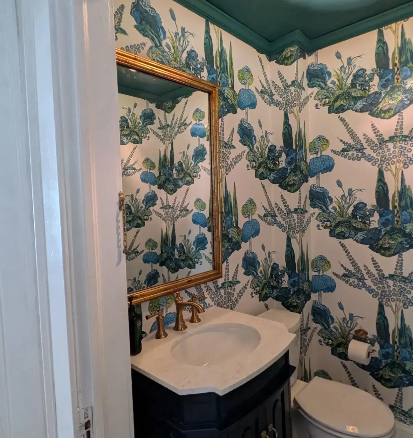 This powder room packs a punch! I love when clients aren't afraid of color 😍
.
.
.
#powderrooms #lovewhereyoulive #winstonsaleminteriordesign #letsdecorate