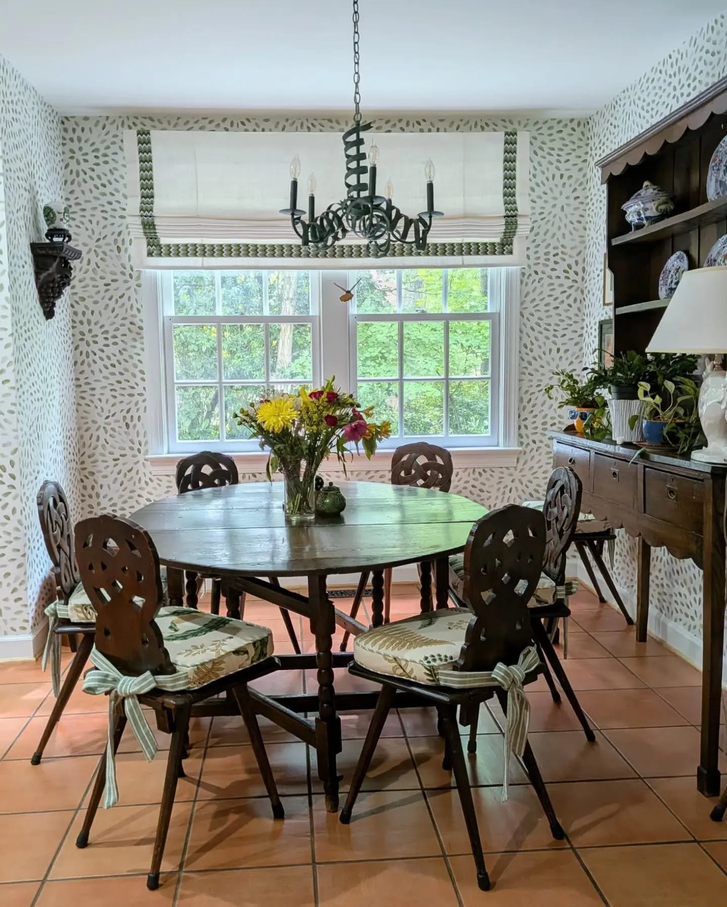 The prettiest green glow up in this kitchen!! 💚💚💚
.
.
Fresh and oh so chic 
.
.
.
#greenkitchen #wallpaperlove #winstonsaleminteriordesign #letsdecorate #beforeandafter