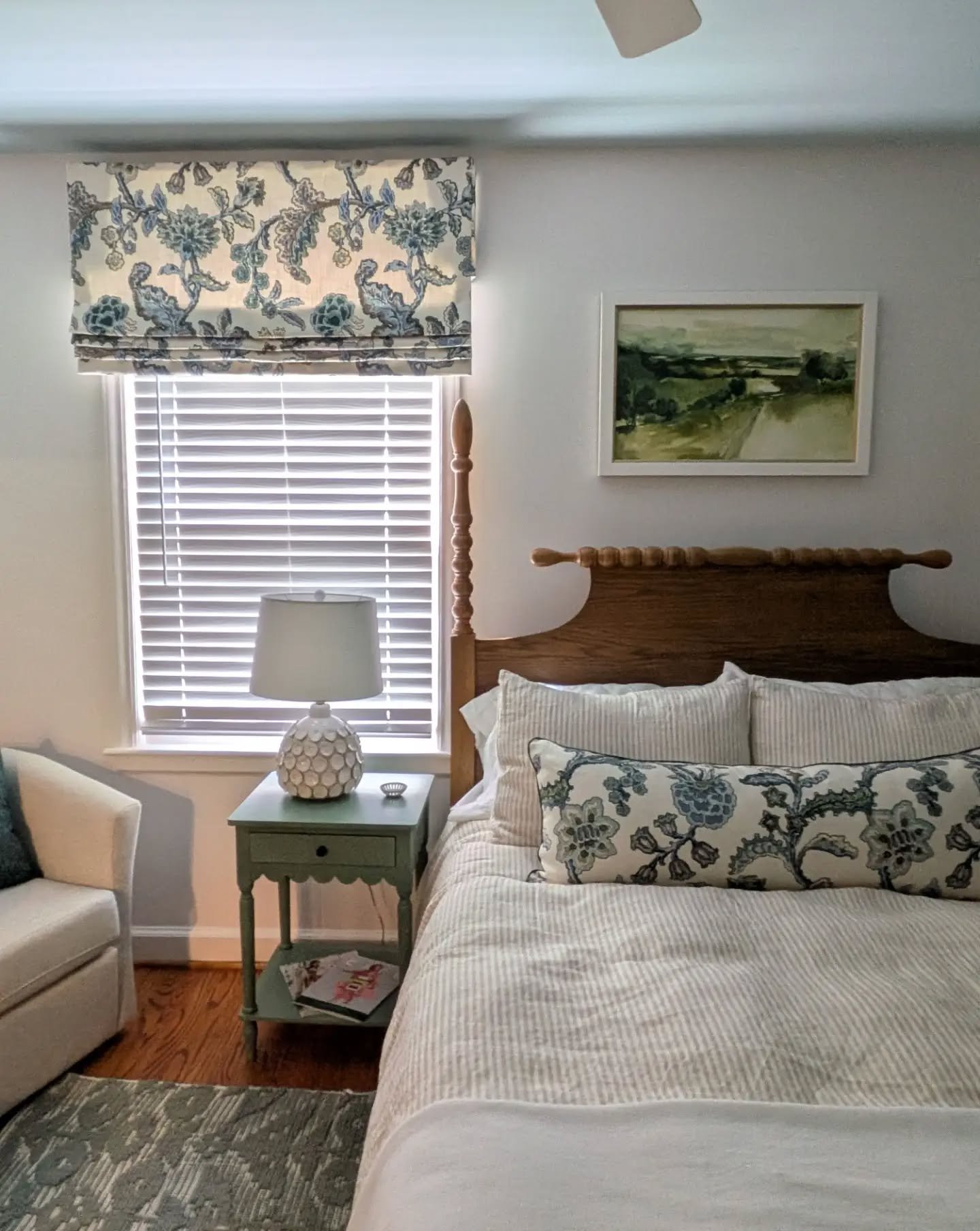 Blue &amp; Green Bedrooms are always in style 🩵💚💙
.
.
.
#letsdecorate #winstonsaleminteriordesign #lovewhereyoulive #blueceilings #bedroominspo
