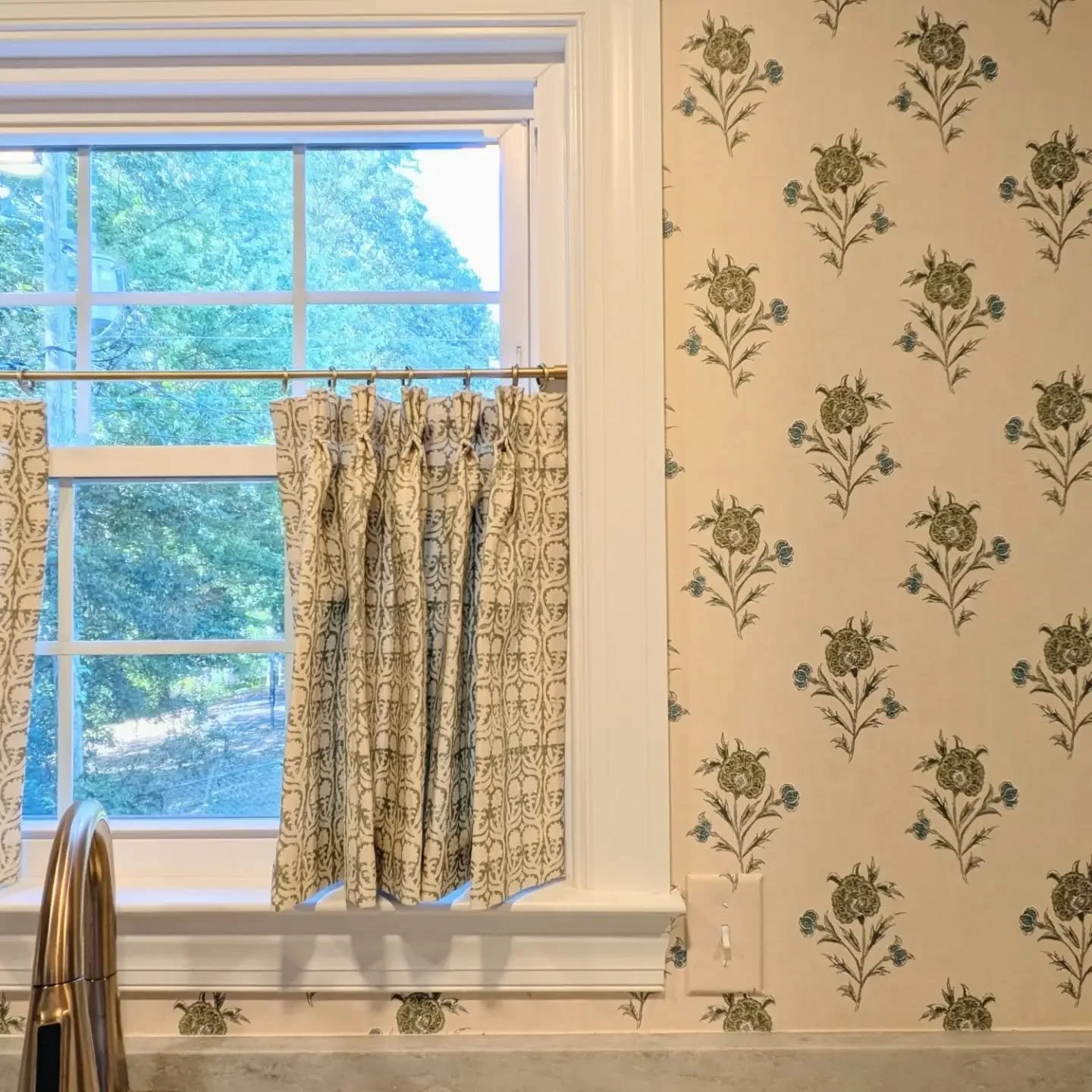 Pretty pairings in this laundry room 💚 I love cafe curtains for softening a space, and this wallpaper is so fun!! 
.
.
#lovewhereyoulive #winstonsaleminteriordesign #letsdecorate #laundryroominspo #greeninteriors