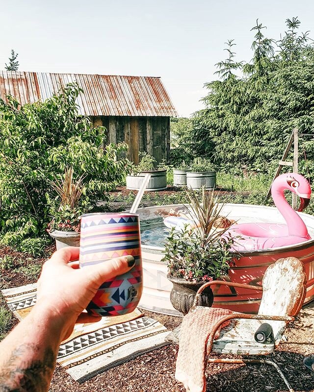 🌅s u m m e r || s o l t i c e🌅 warm nights, cold bevvys, mornings in the garden and hours of endless entertainment with $5 blow ups and a pool made from a cattle trough✌🌊 summer time☀️#summertime #summertimeandthelivingiseasy #stocktankpool #mamal