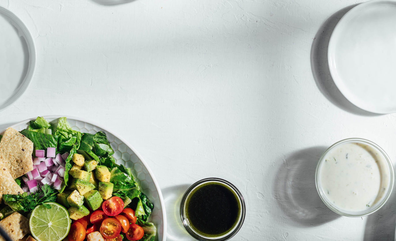  Arma tu propia ensalada con más de 30 toppings y 9 vinagretas 