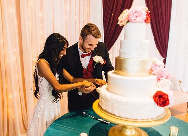 Cutting the cake should ALWAYS be this fun (and beautiful!)
.
.
.
@kevinpaulphoto 
@mishellehandycakes 
@thefleuriste 
@mariannesrentals 
@okcciviccenter 
#ALNevents #eventplanning #eventplannerokc #socialevents #corporateevents #partyplanner 
#ALNwe