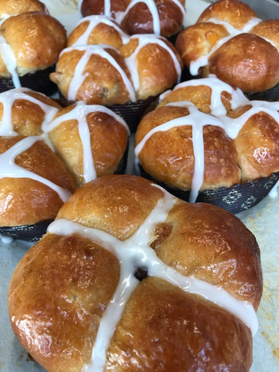 shamanes-bakery-hot-cross-buns