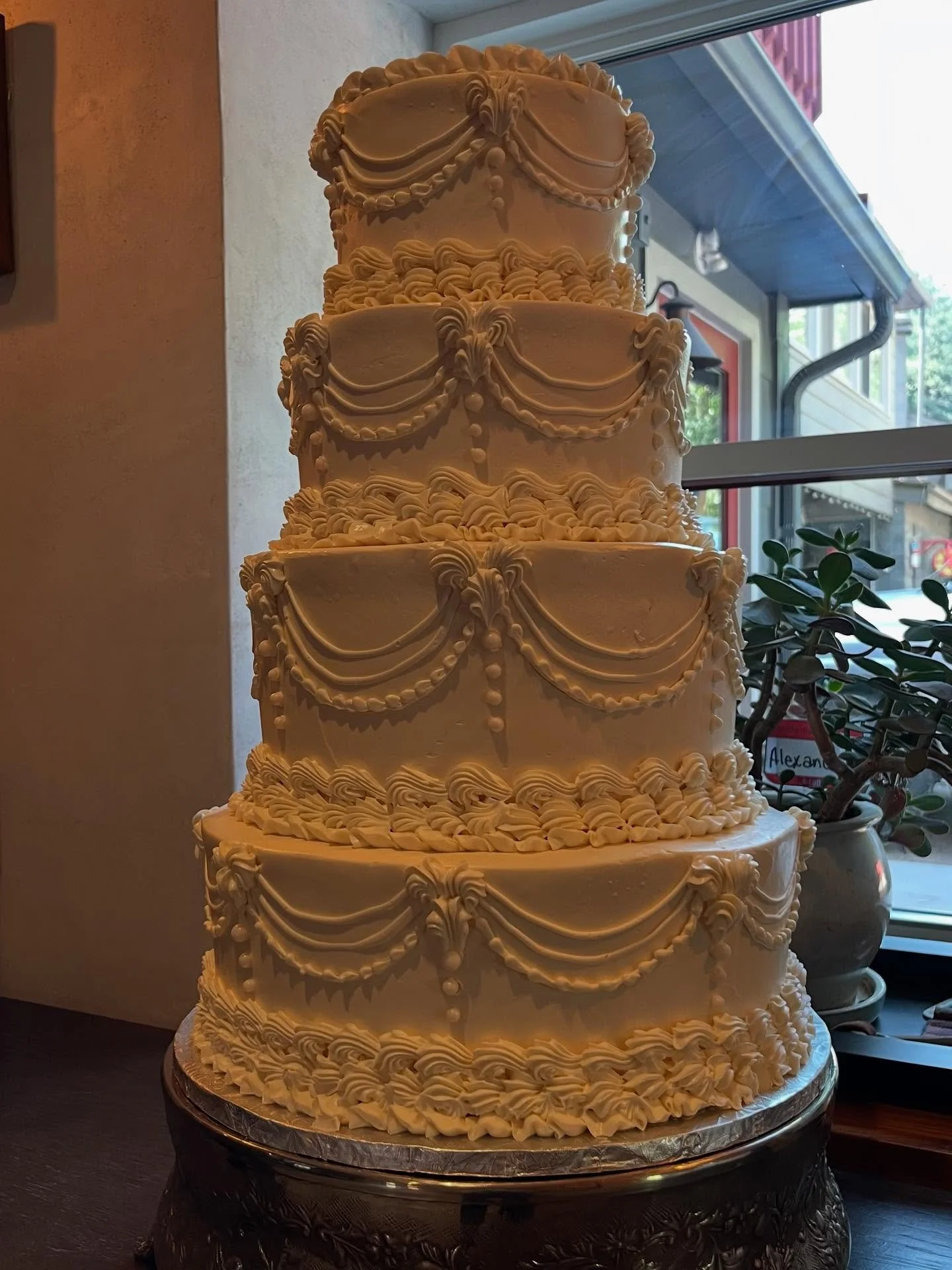 Vintage style wedding cake for a beautiful couple @adventure_lodge #boulderbakery #boulderwedding #cowedding #weddingcakes #rockymountainwedding #vintagecakes