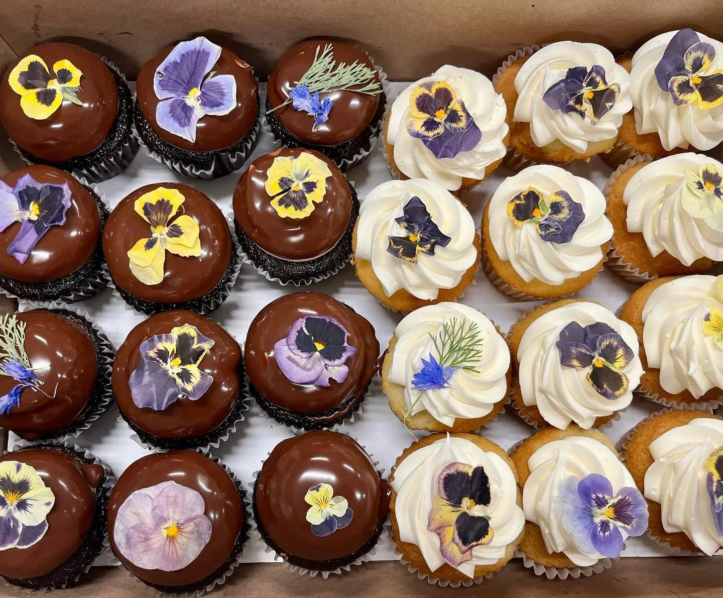 Loving the edible flowers and fruits this time of year.  Gabi&rsquo;s beautiful flowers. 

#boulderlife #boulderbakery #community #5280eats #desserts #edibleflowers