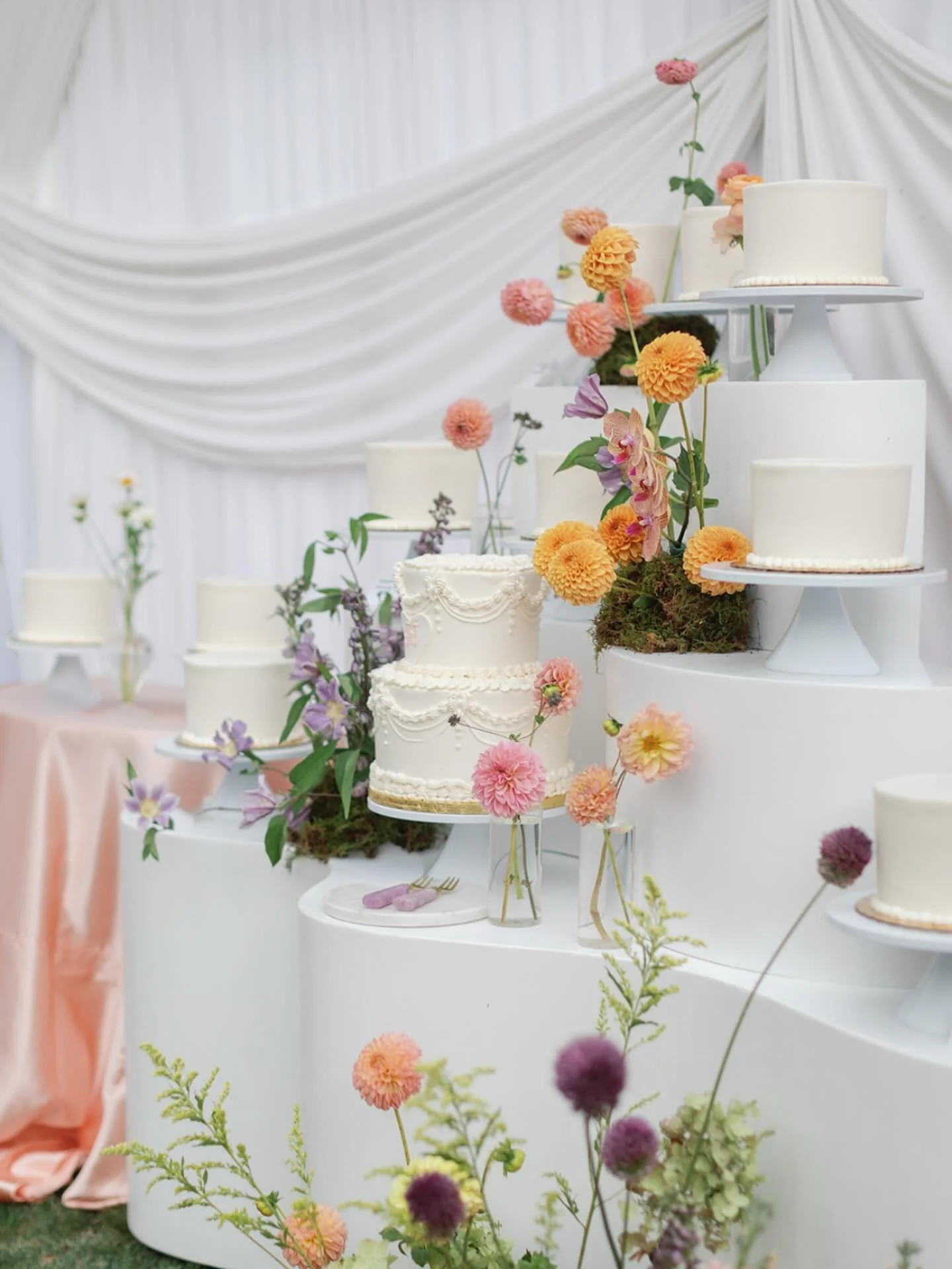A beautiful fall wedding scene with delicious cake from Shamane&rsquo;s! #coloradowedding #rockymountainwedding #weddingcake #303eats #5280foodie