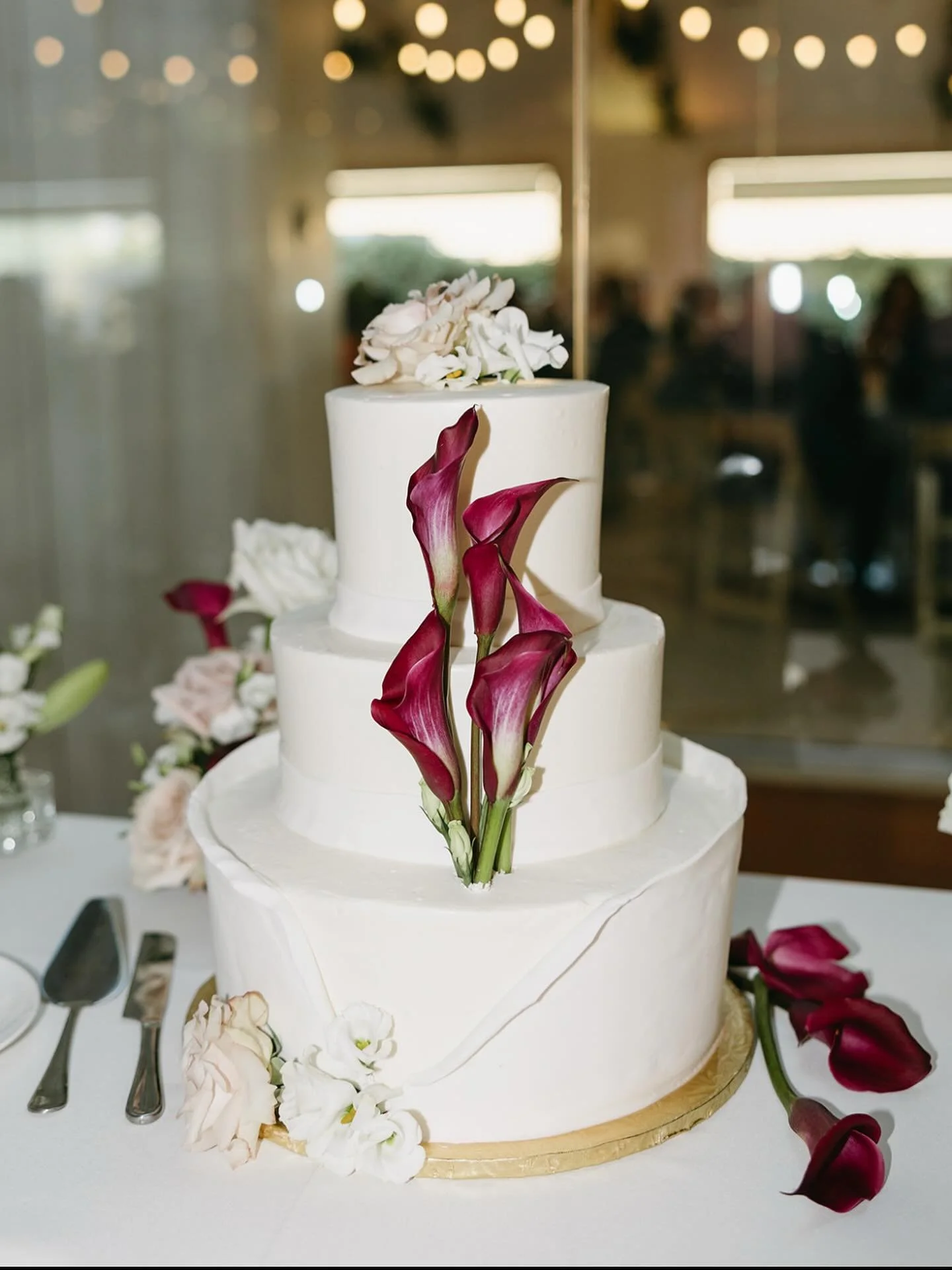 Clean lines and a classy cake for a lovely couple. #coloradowedding #rockymountainwedding #weddingcake #303eats #5280foodie