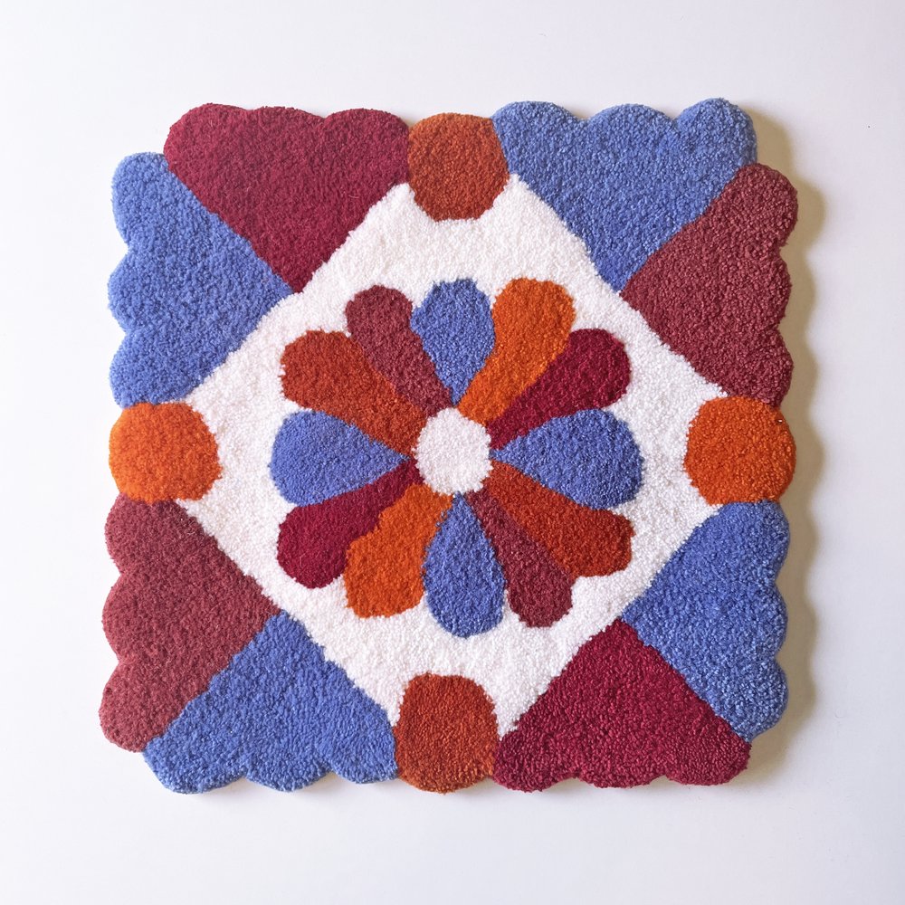 Tapis carré fleuri - Bordure biscuit  (bordeaux, orange, bleu-violet)