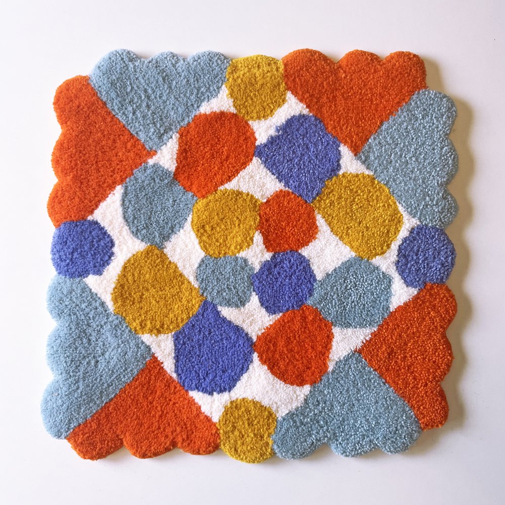 Tapis carré fleuri - Bordure biscuit  (orange, jaune, bleu)
