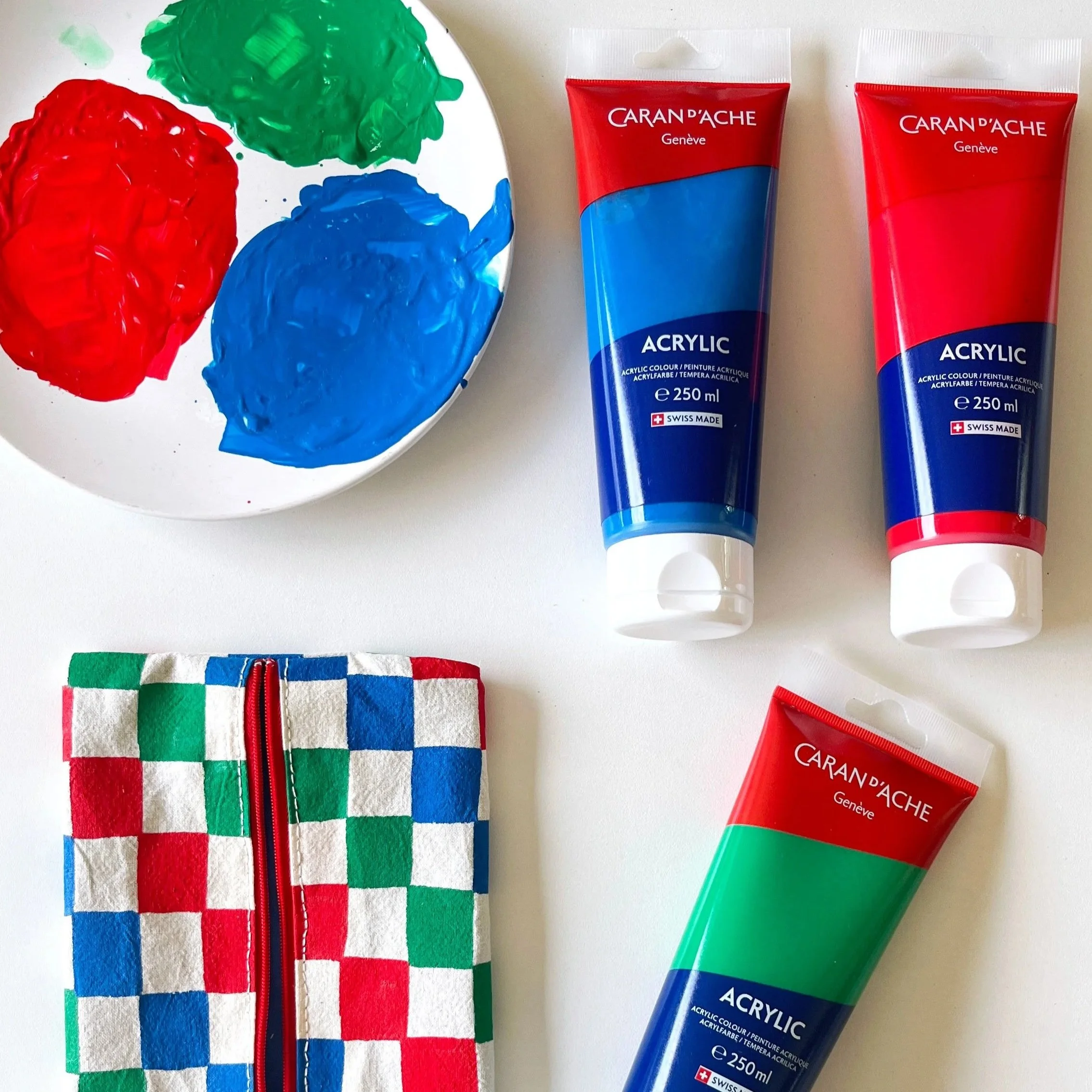 Trousse peinte et cousue à la main