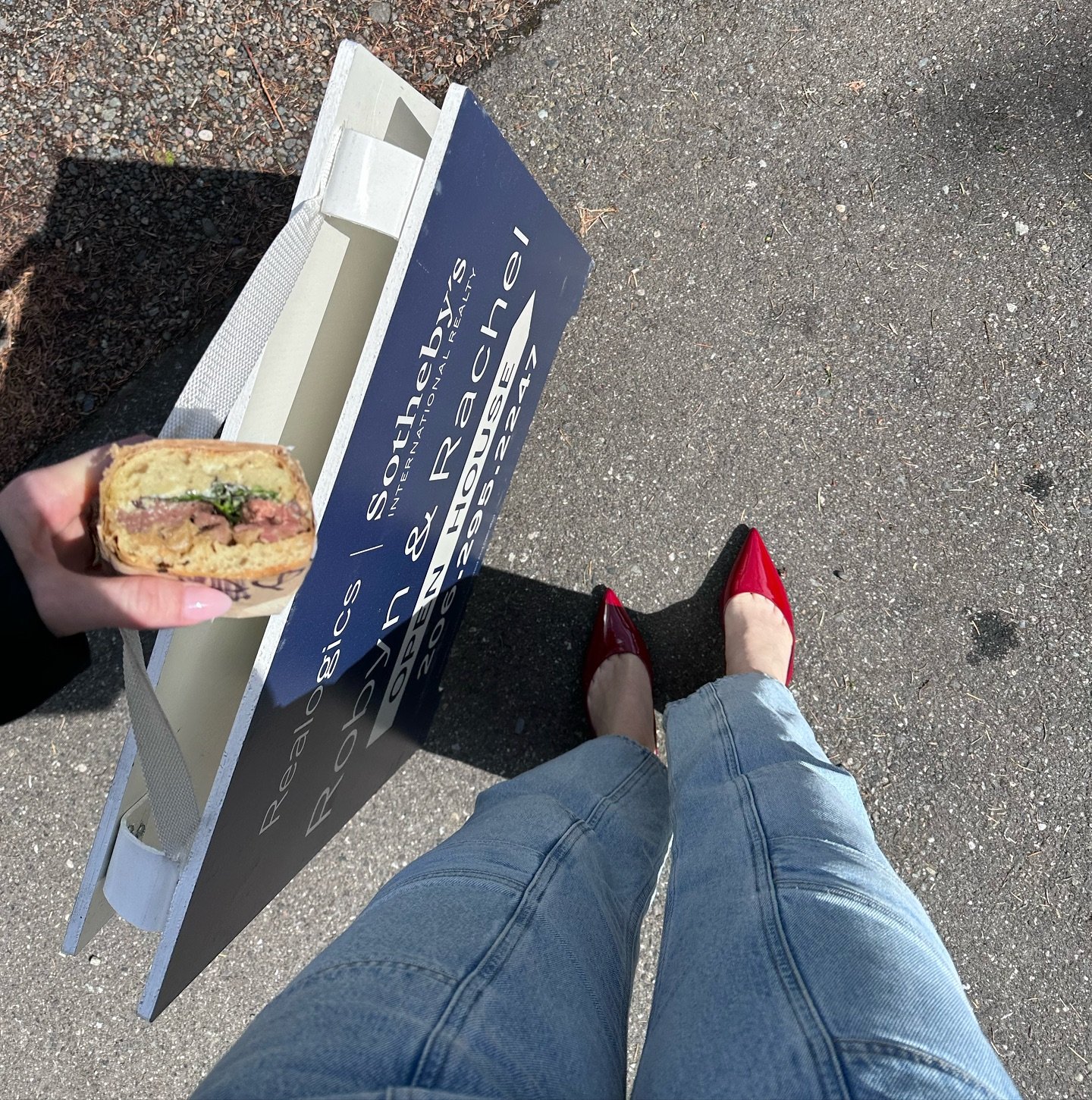 In our vetted experience, these are the things you should carry on you at all times as an agent! 3 of them pictured here ➡️ a snack, your signs &amp; extra shoes. Here&rsquo;s the 101! 

&bull; 2 pairs of shoes! 1 - comfy pair for function 2 - the pr