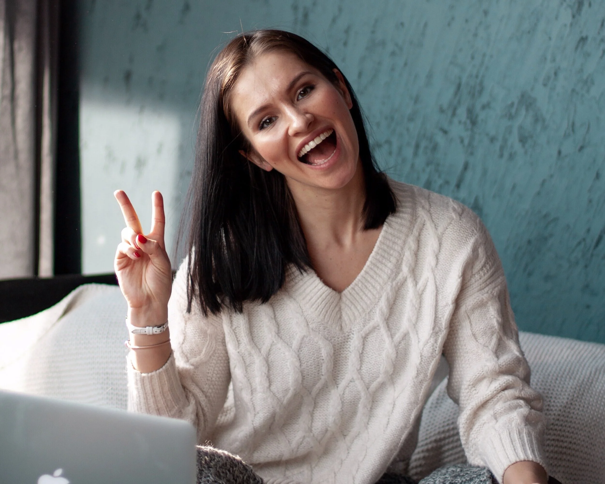 beautiful-digital-nomad-facial-expression-1977047.jpg