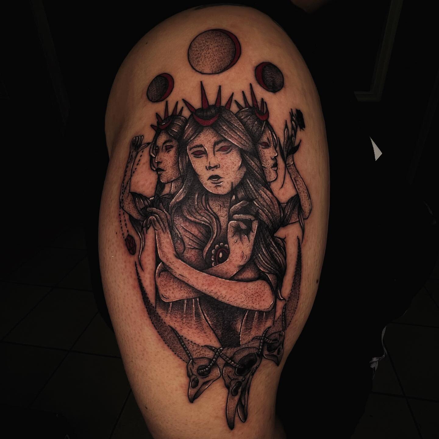 Had an absolute blast doing this piece! Would love to do more like this in the future!!🤘🏼🙏🏼

#blackandgray #tattoo #tattooideas #tattoo #tattooartist #tattooart #tattooshop #dynamic #witchtattoo #blackworktattoo