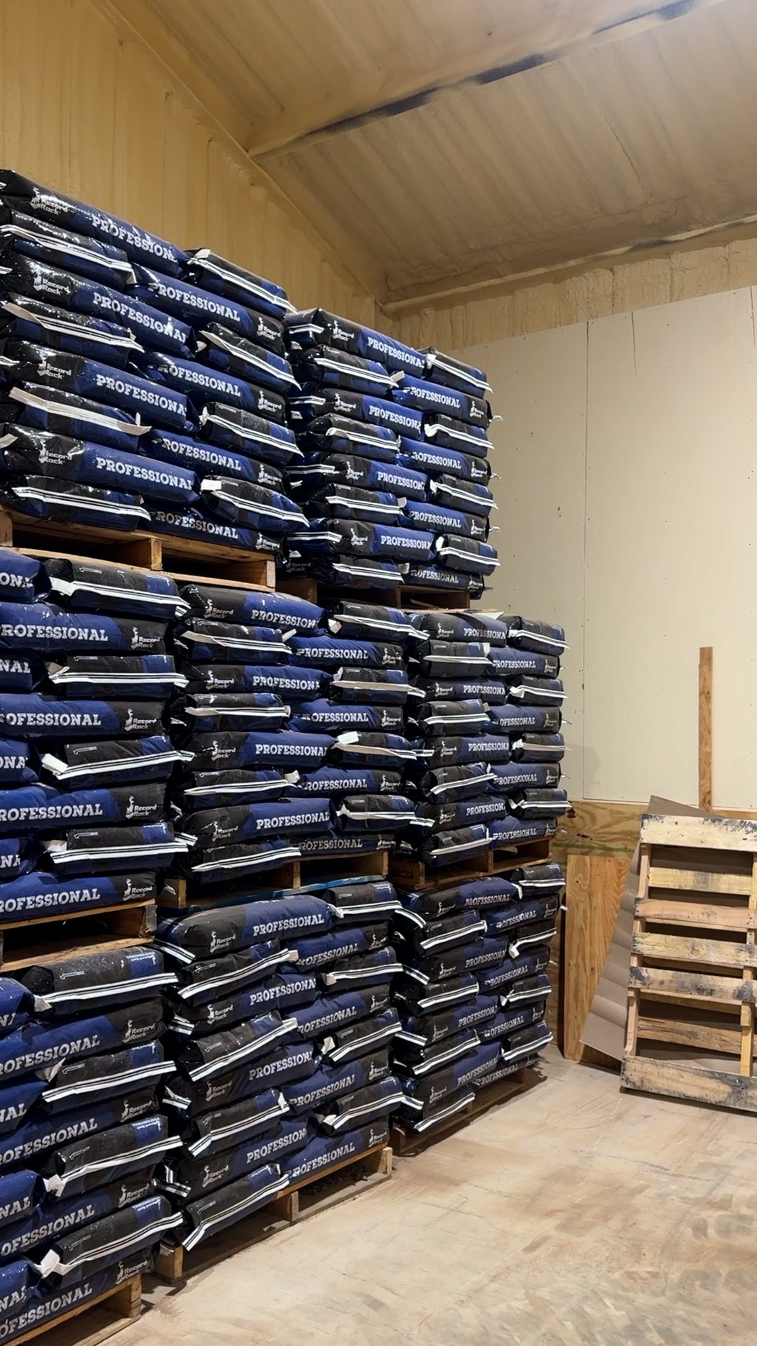 FID109_Record Rack Winter Feeding 2025-Vertical Camera-Dropbox Download-VID-IMG_6362.MOV.00_00_00_45.Still001.jpg